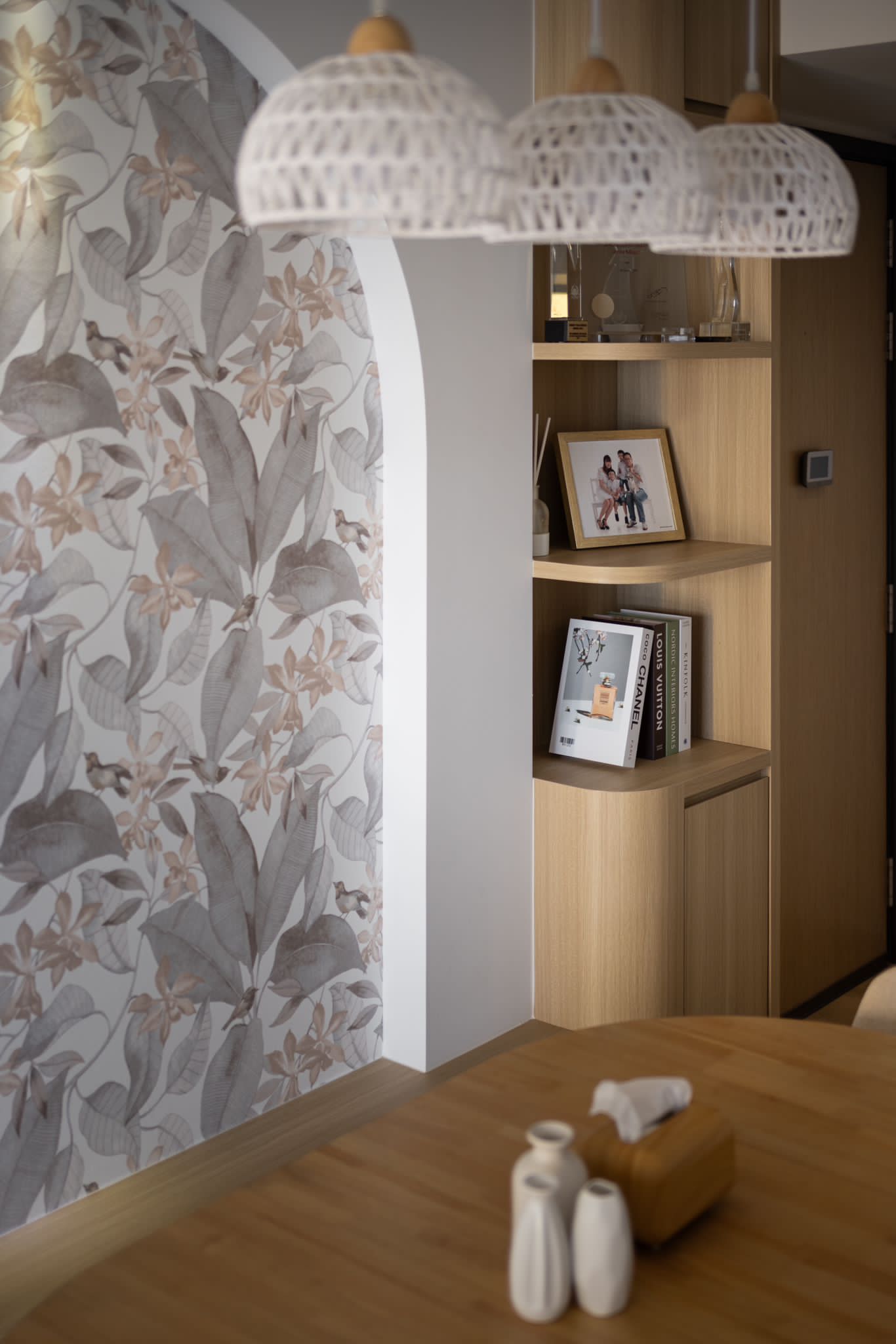 Elegant comfort: The dining settee hook