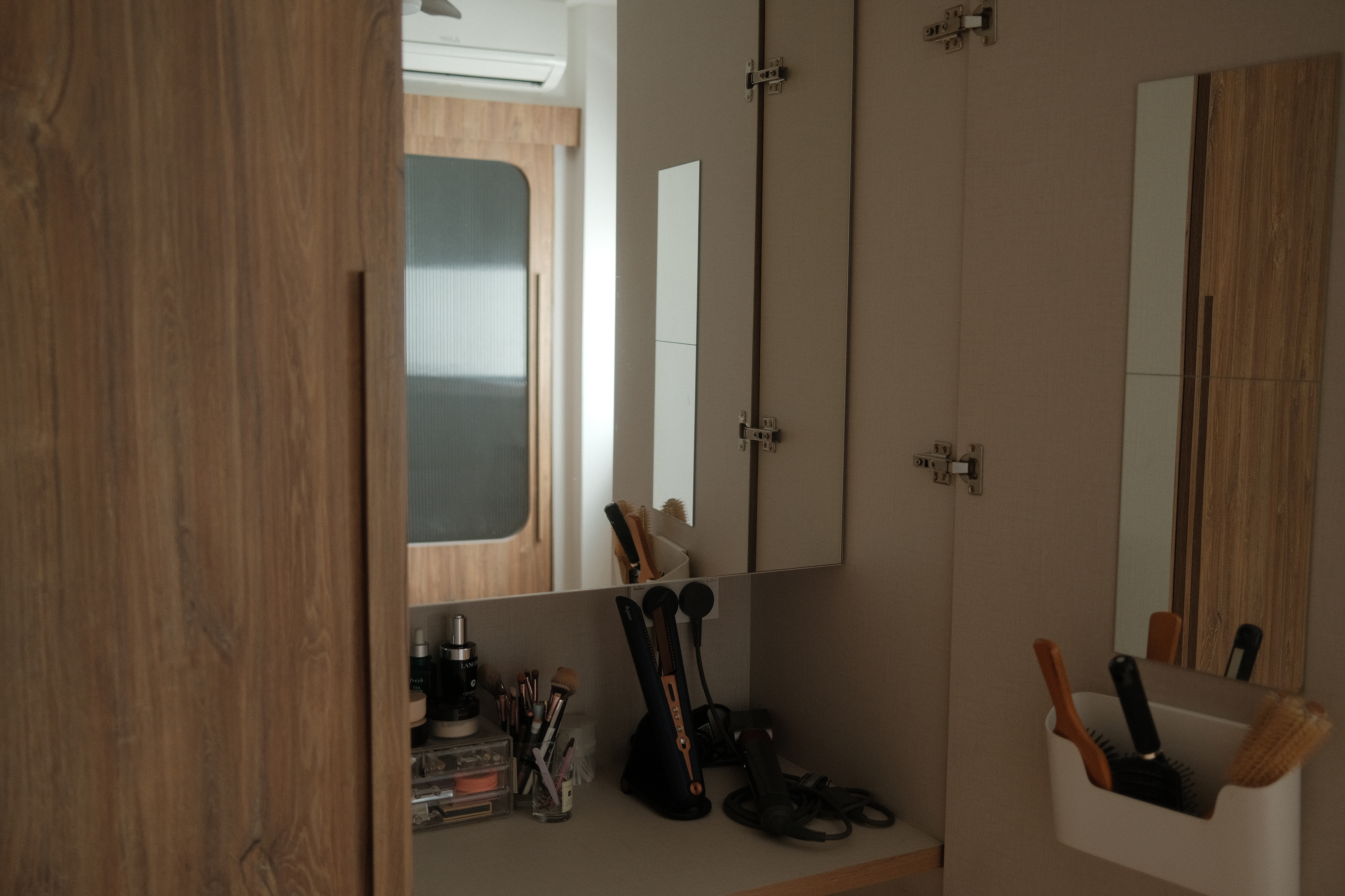 Elegant-Minimalism:-A-Thoughtfully-Designed-Vanity-Space