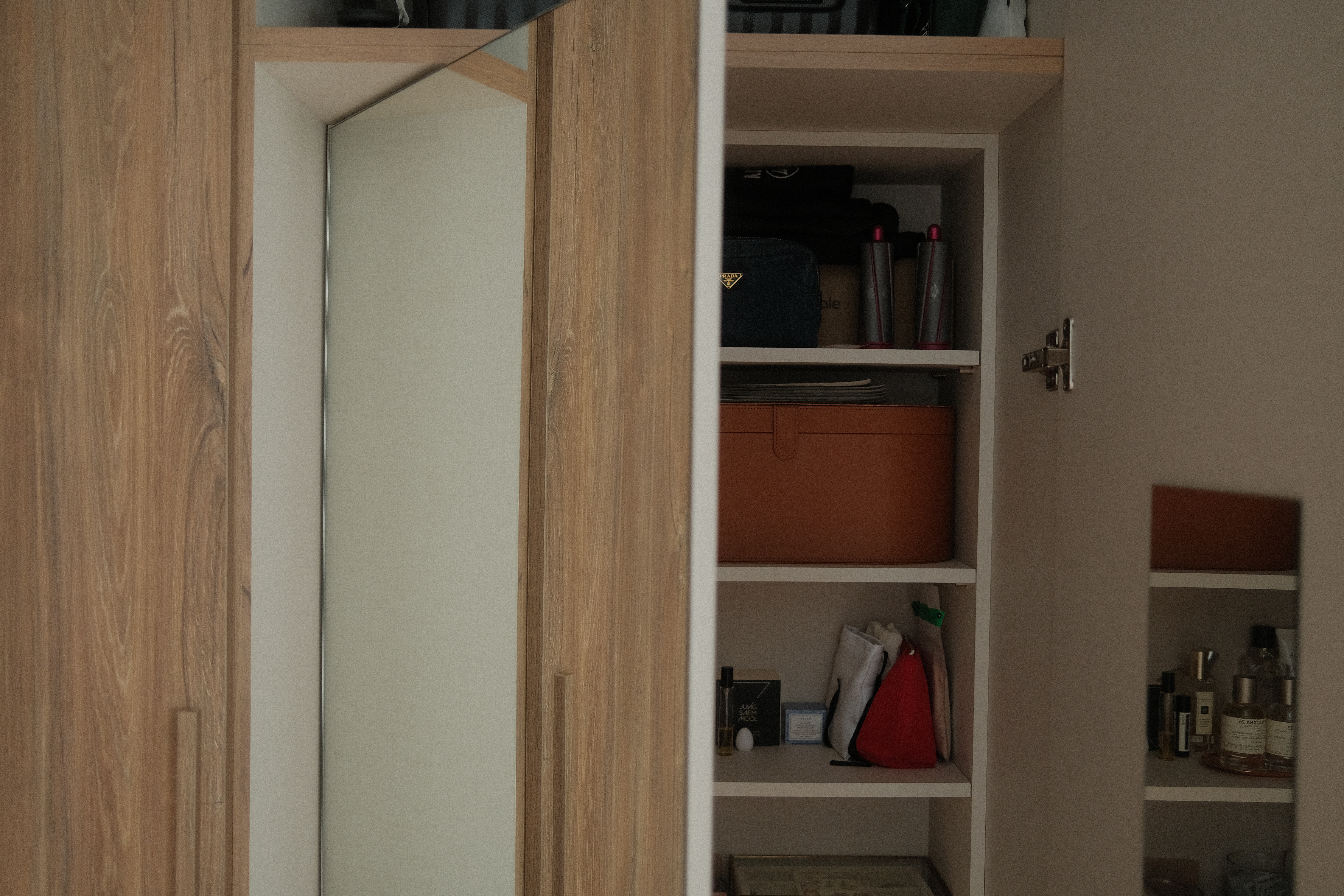 Elegant Minimalism: A Thoughtfully Designed Vanity Space