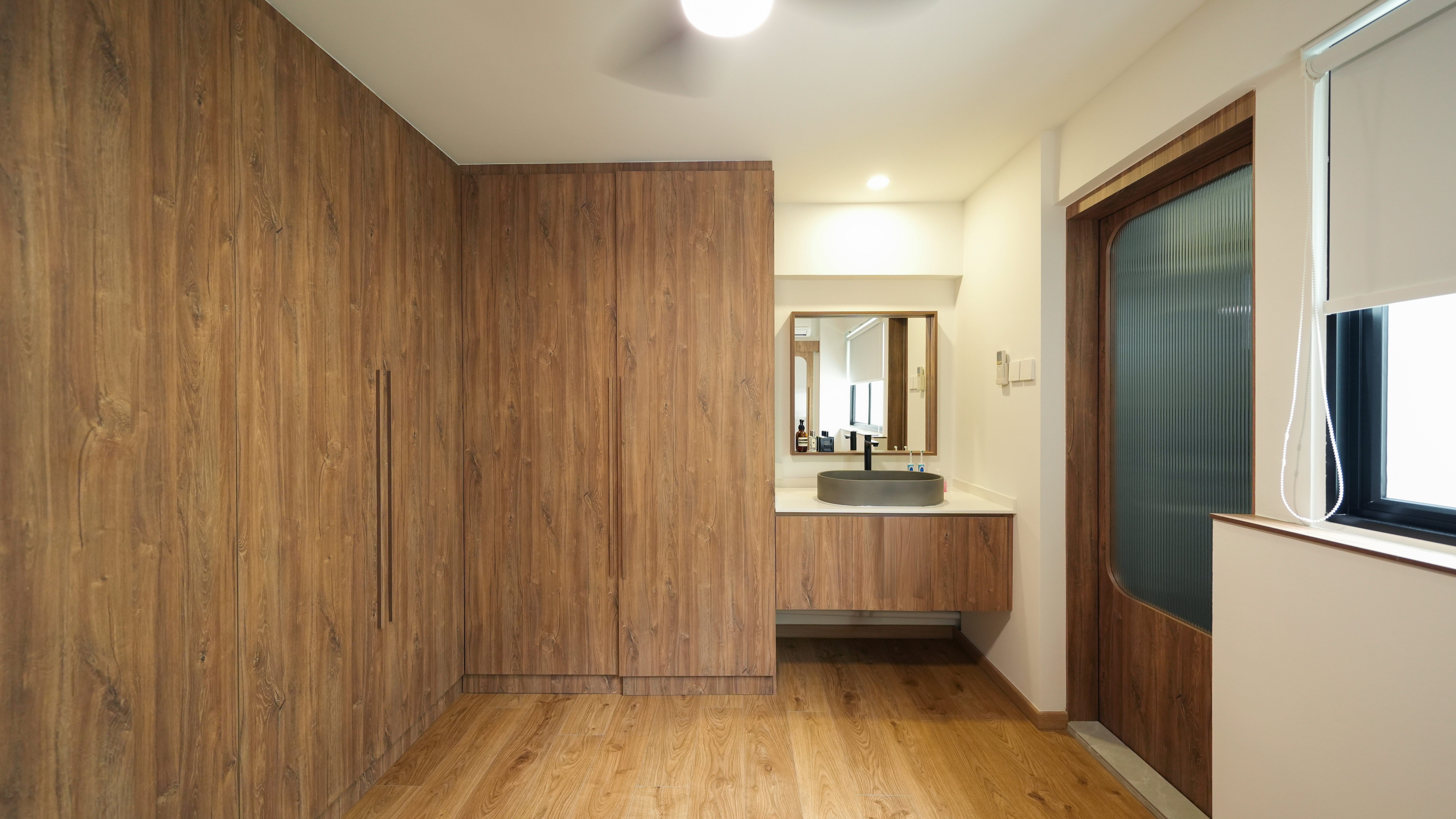 Elegant Minimalism: A Thoughtfully Designed Vanity Space