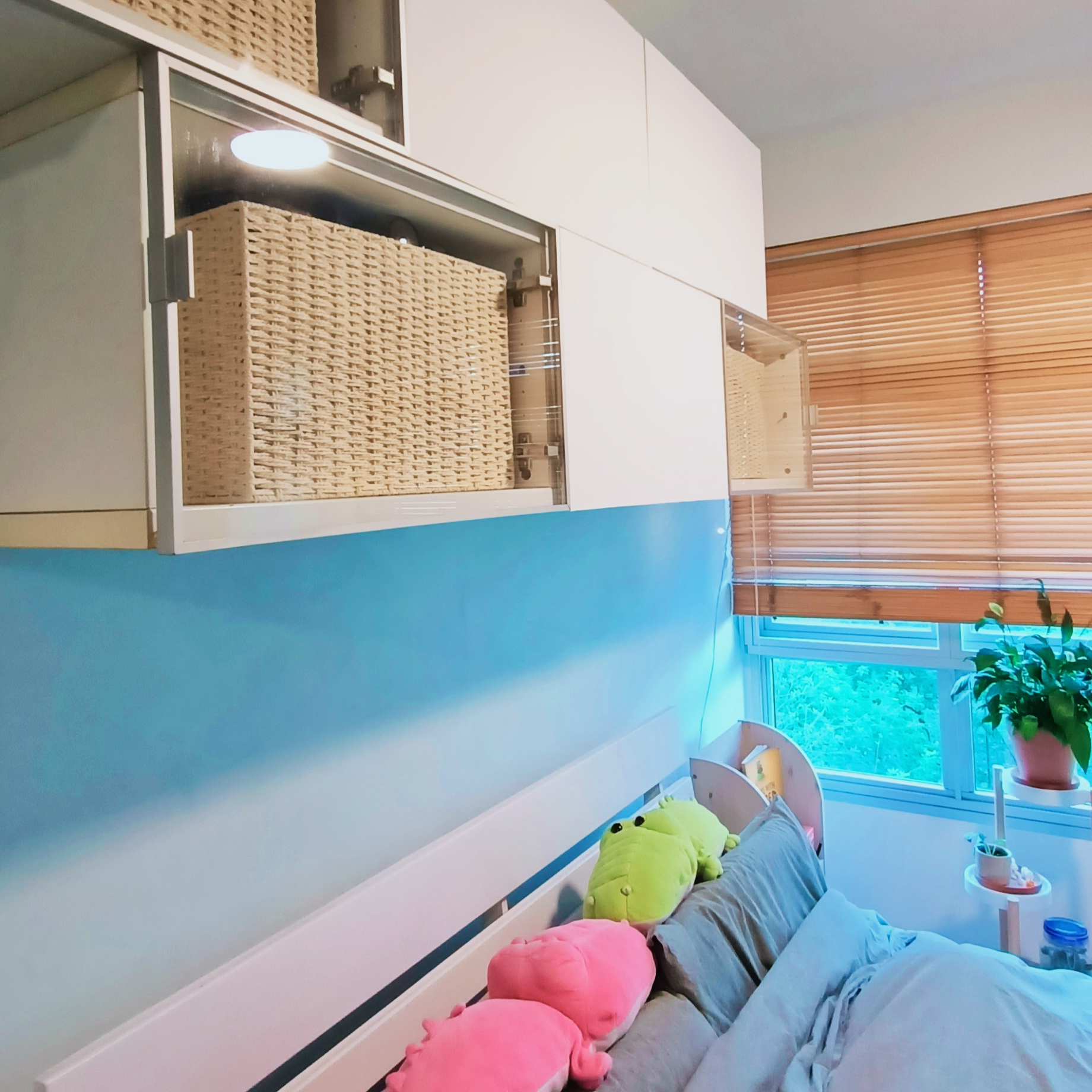 Rustic-Cozy-Bedroom-That-Breaks-All-The-Rules