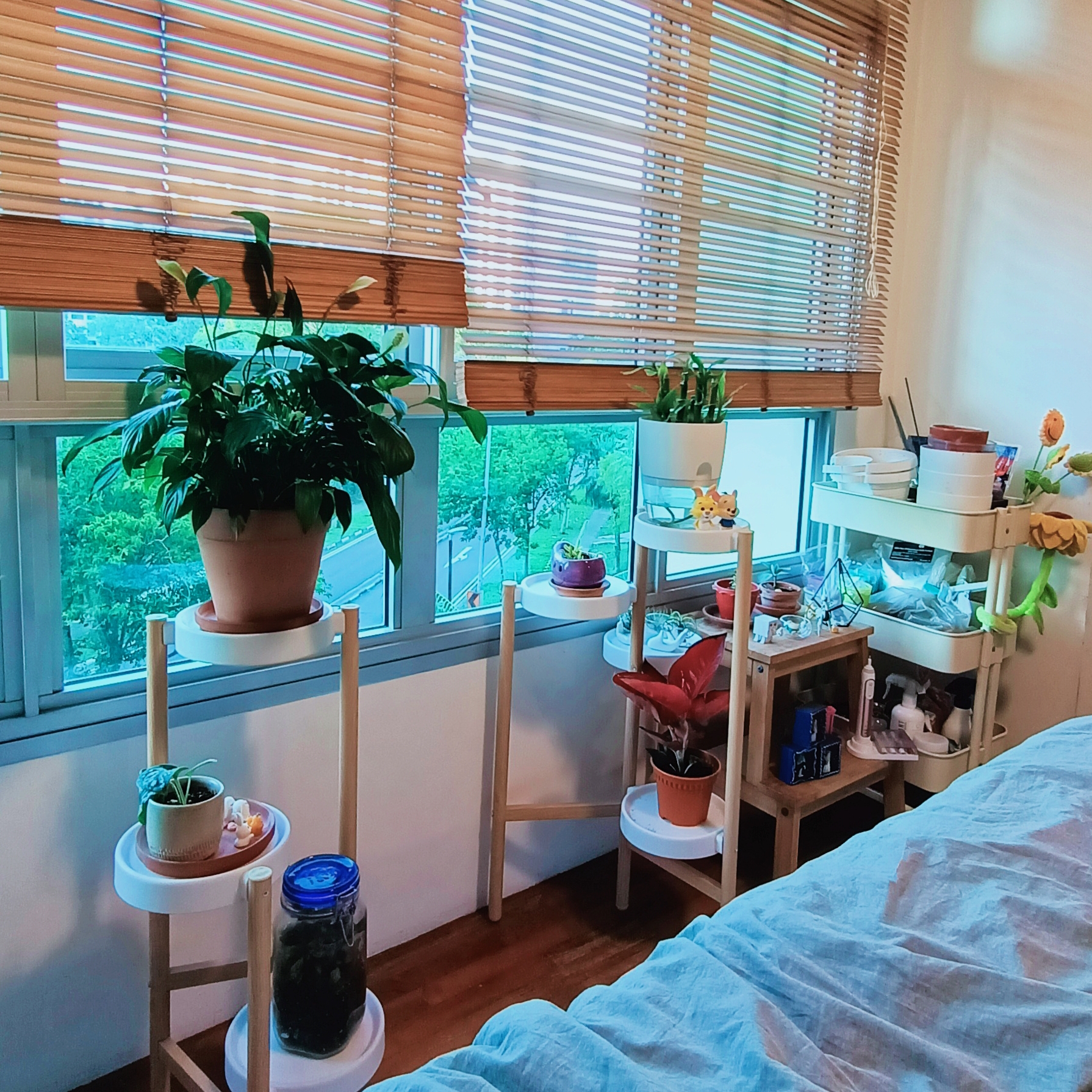 Rustic Cozy Bedroom That Breaks All The Rules