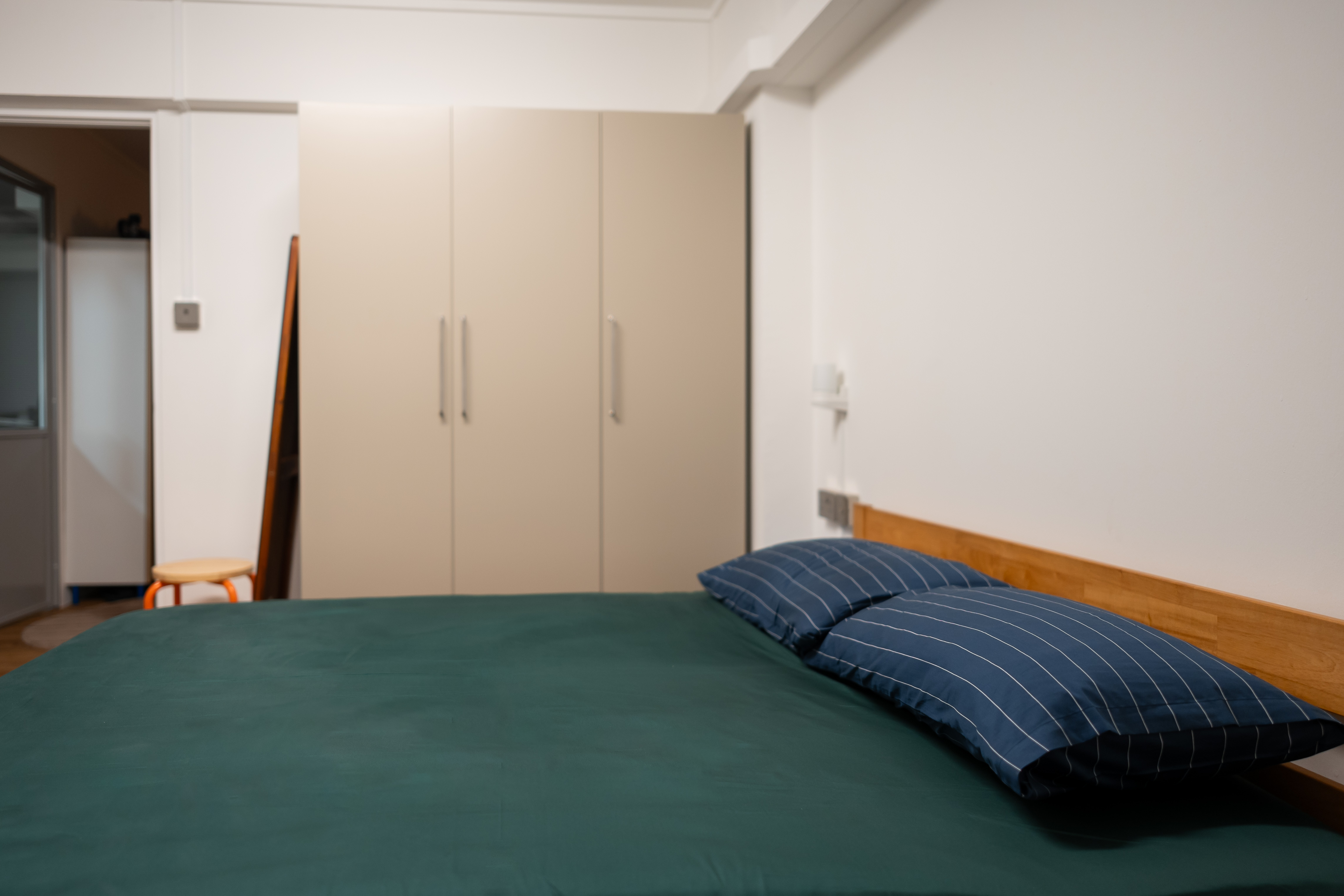 Using-colour-to-spruce-up-a-minimalist-bedroom!