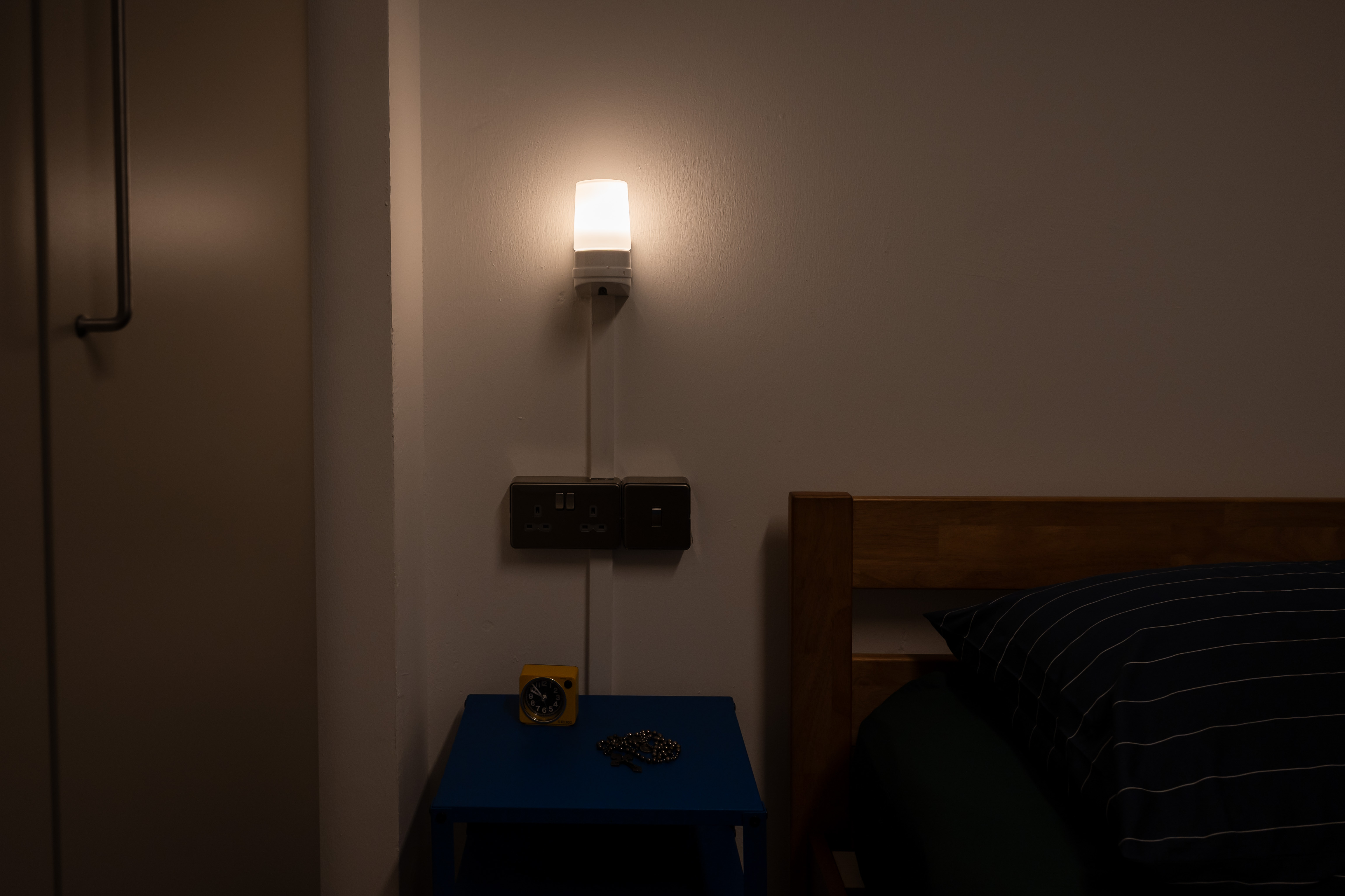 Using-colour-to-spruce-up-a-minimalist-bedroom!