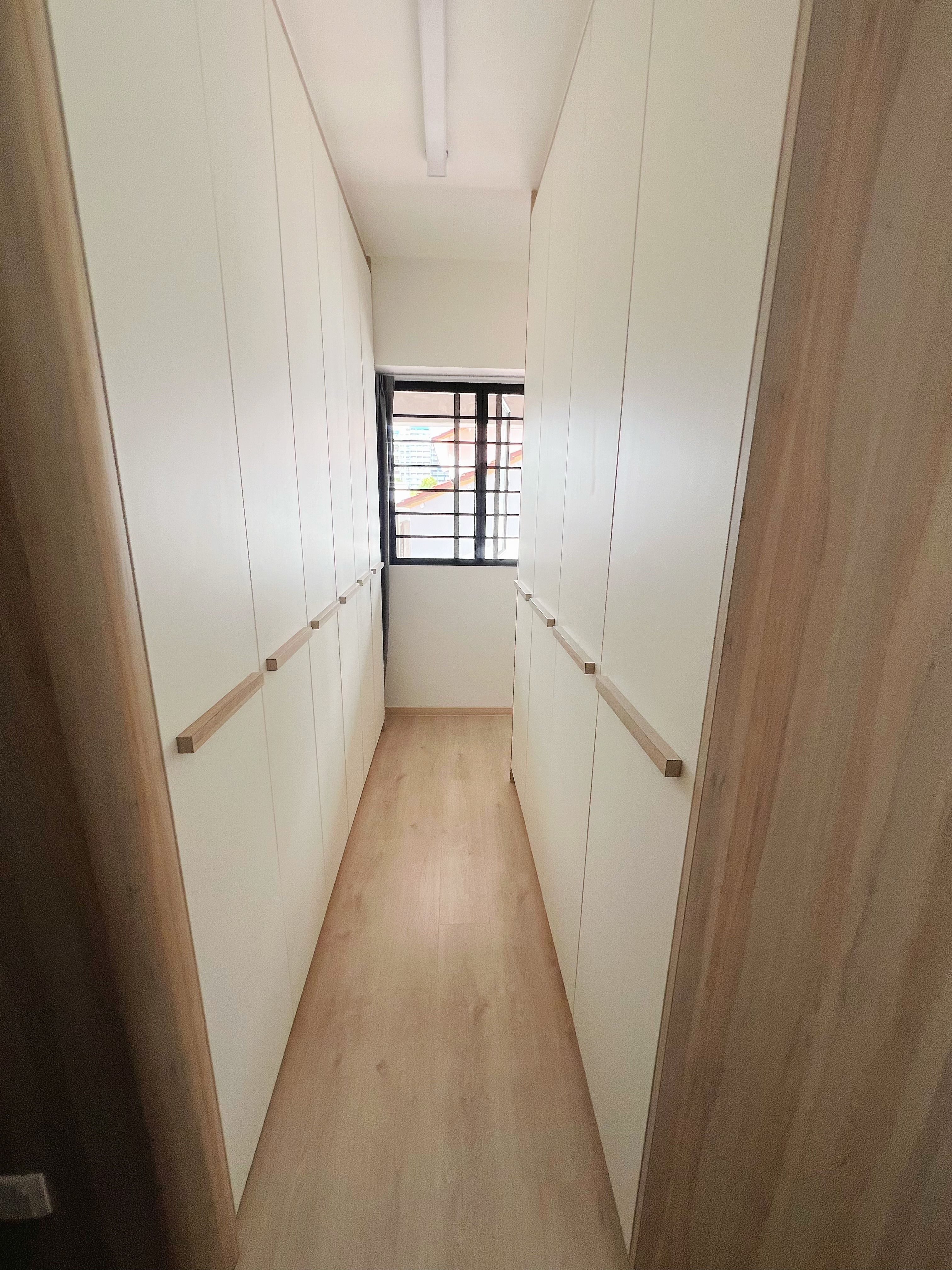 Cozy-minimalist-master-bedroom-with-walk-in-wardrobe-