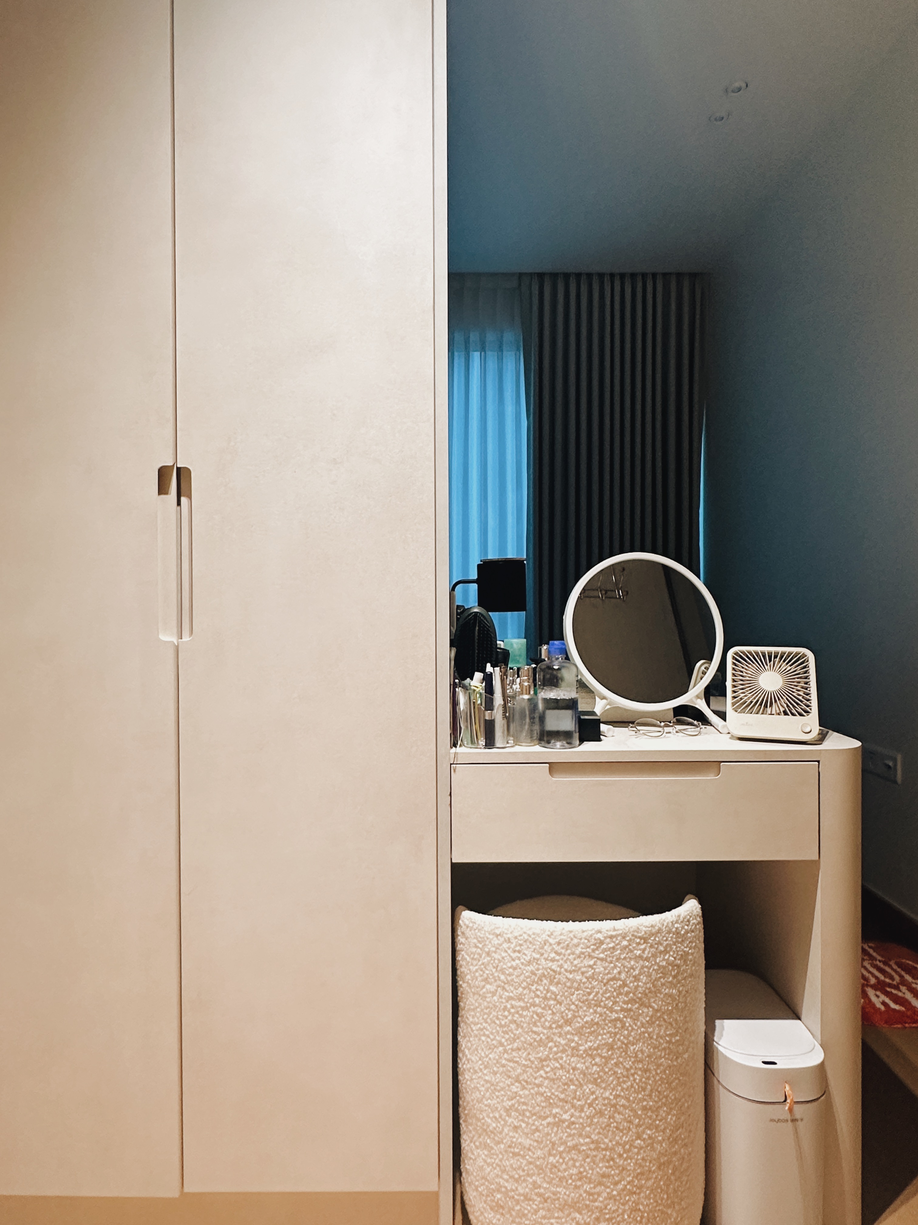 Minimalist Comfort: My Soft-Neutral Vanity Setup