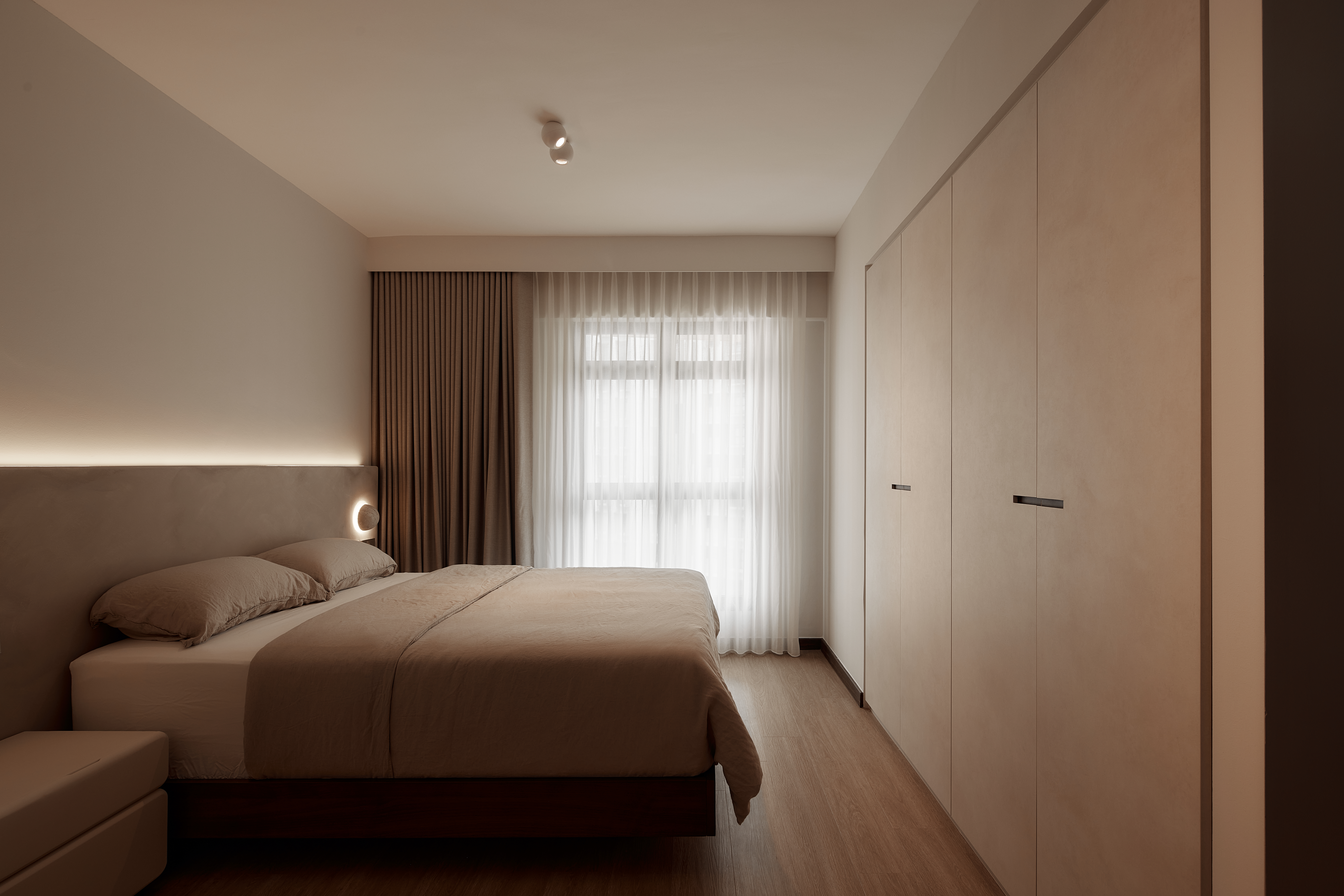 Hotel-cosy-vibes-bedroom-achieved-without-carpentry