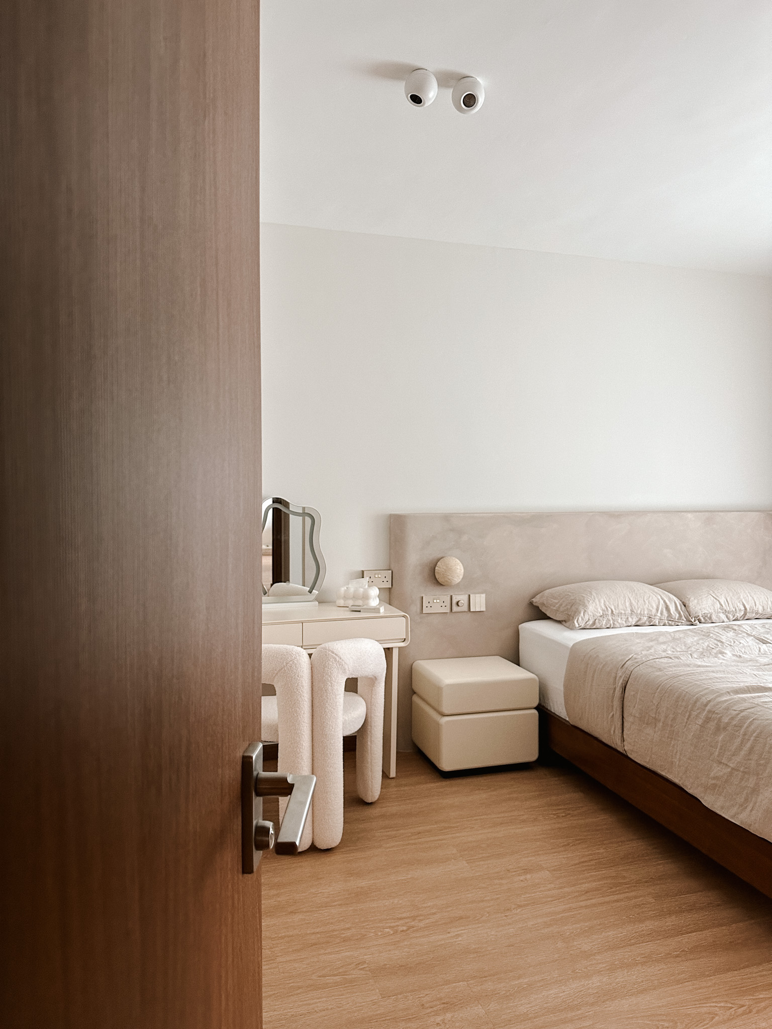 Hotel cosy vibes bedroom achieved without carpentry