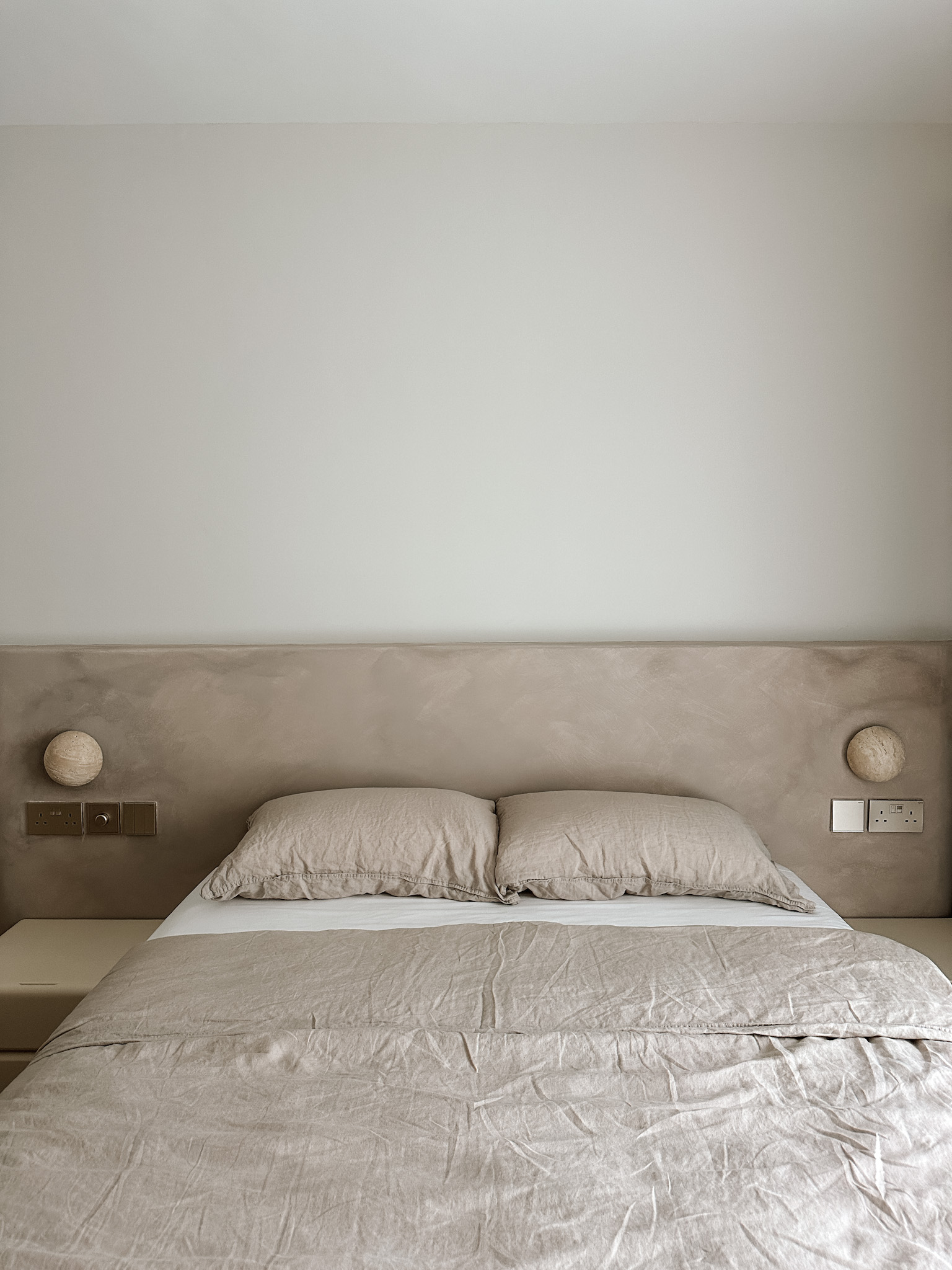 Hotel cosy vibes bedroom achieved without carpentry