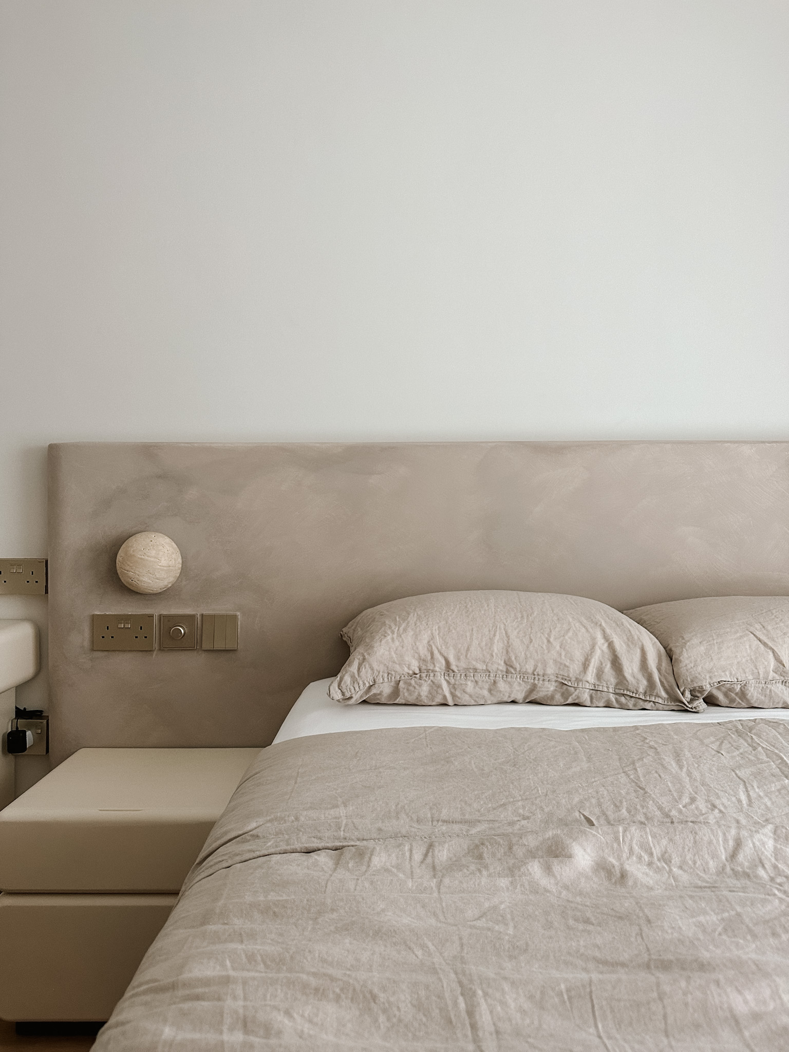 Hotel cosy vibes bedroom achieved without carpentry