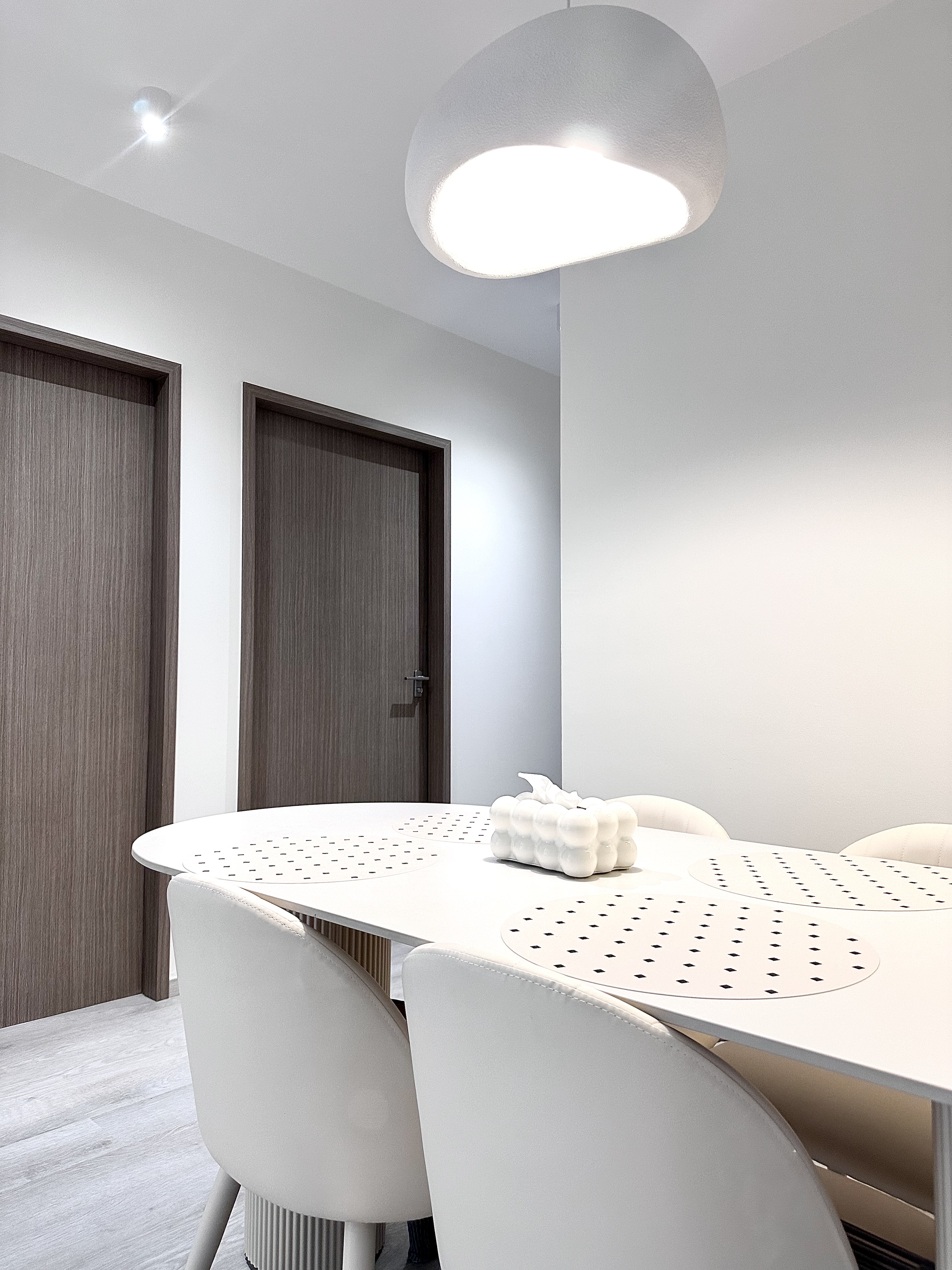 Our minimalistic and clean dining space: white with curves!