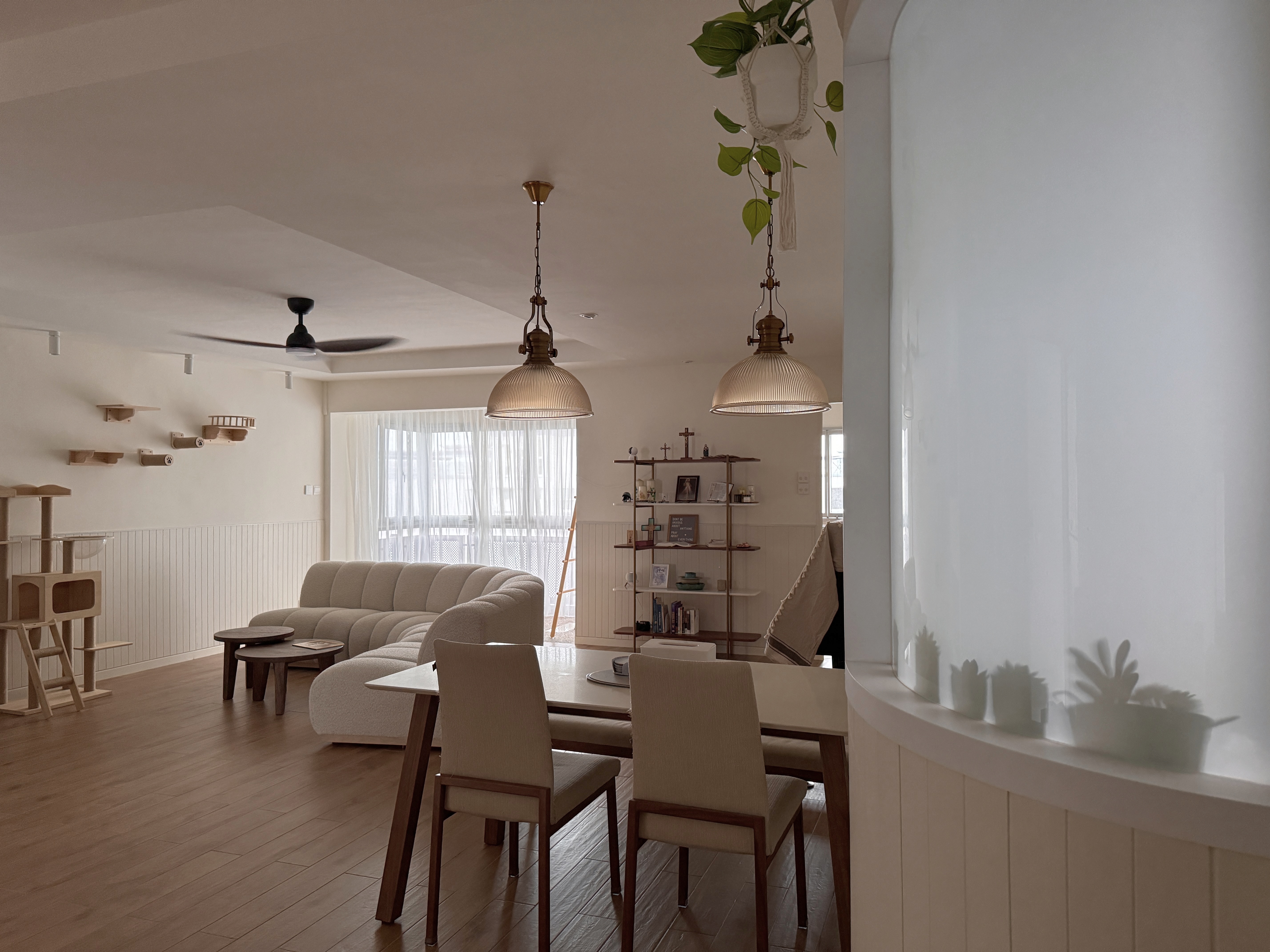 No-Frills,-Warm-and-Cozy-Functional-Dining-Area