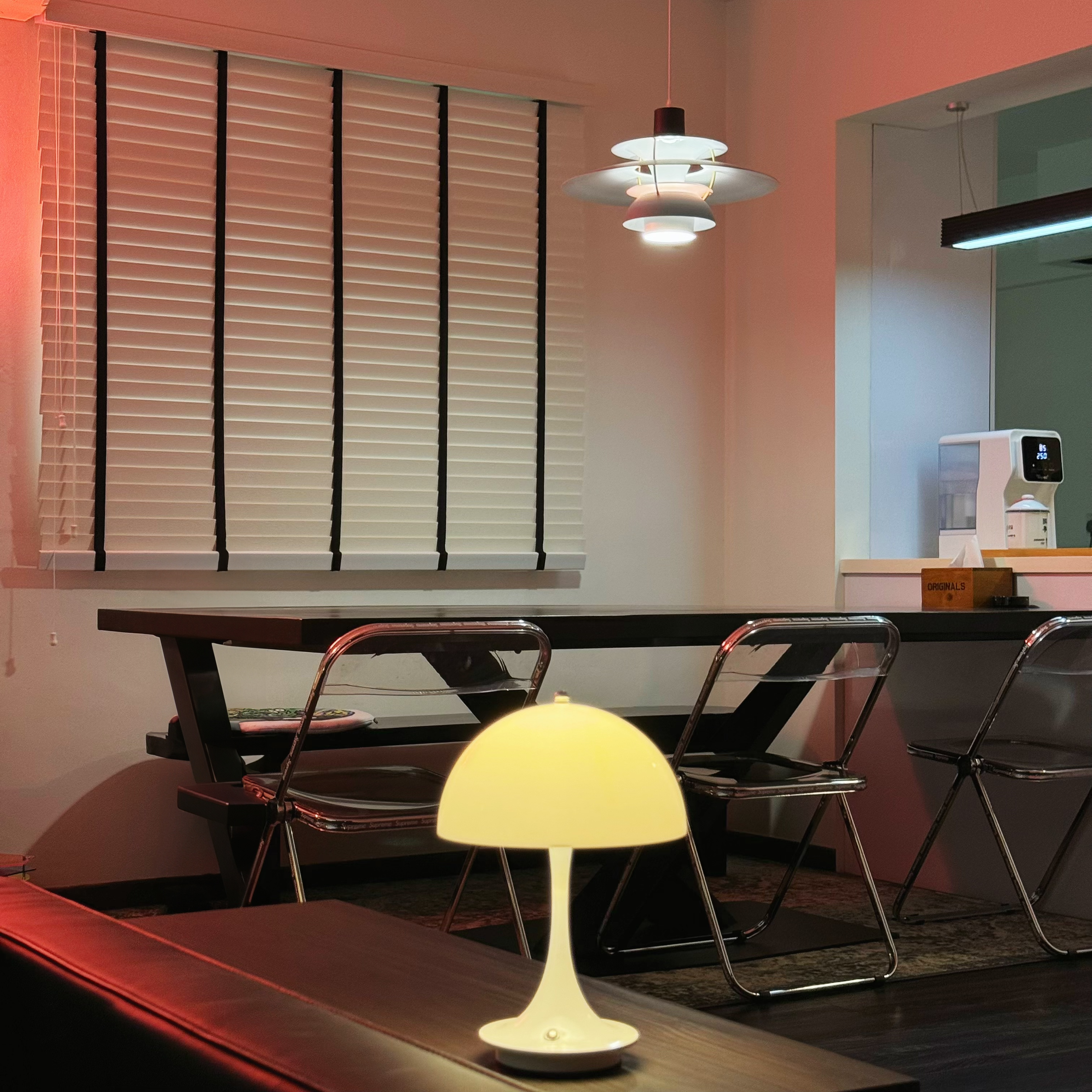 A Cozy Mid-Century Modern Dining Space: Style Meets Functionality