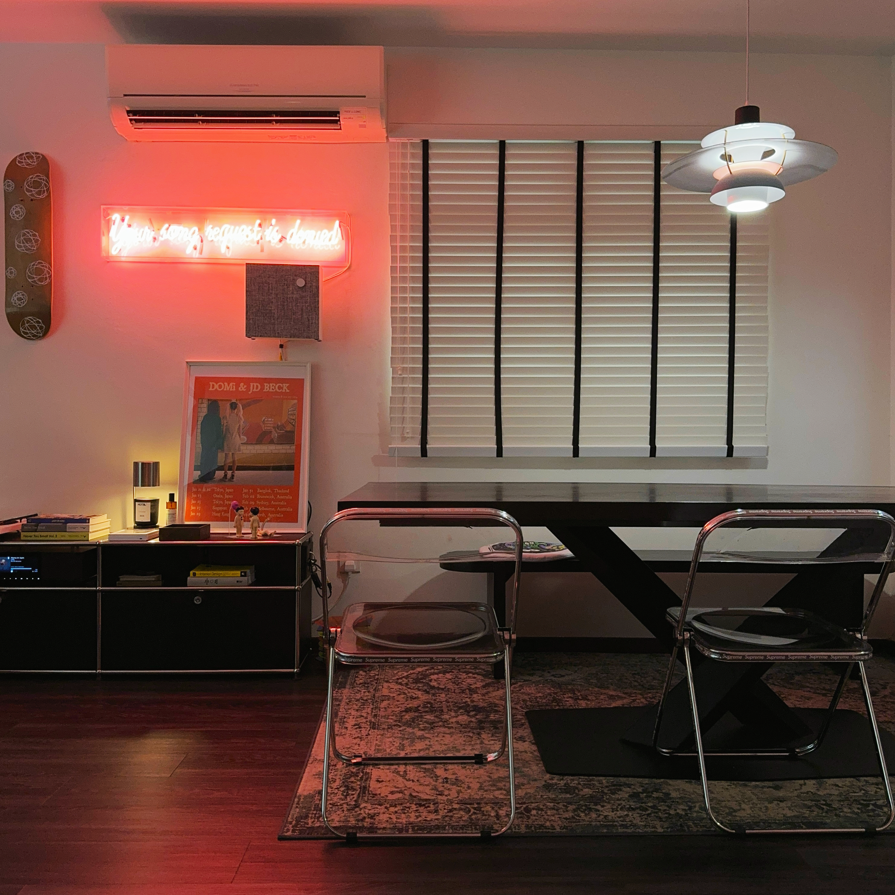 A Cozy Mid-Century Modern Dining Space: Style Meets Functionality