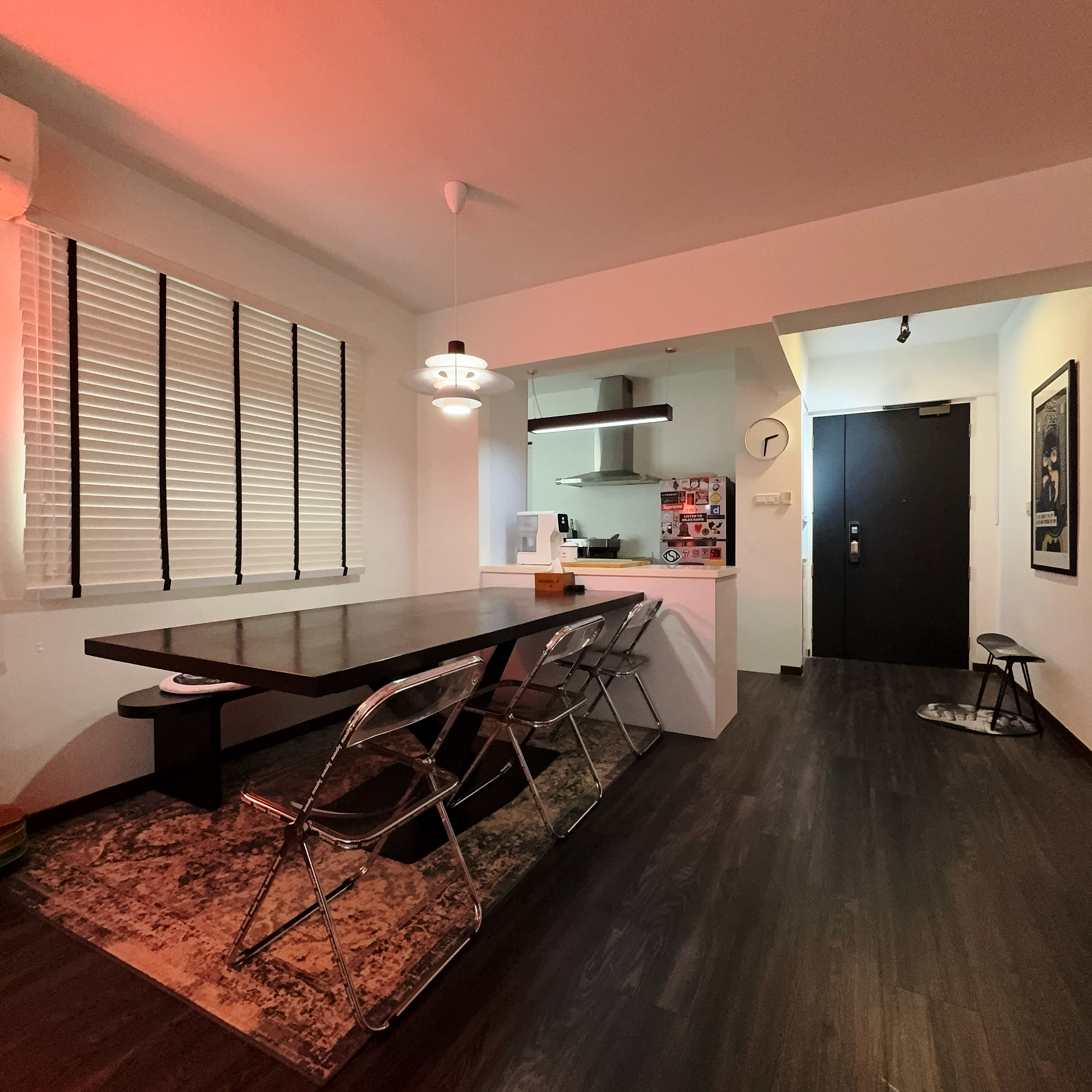 A Cozy Mid-Century Modern Dining Space: Style Meets Functionality