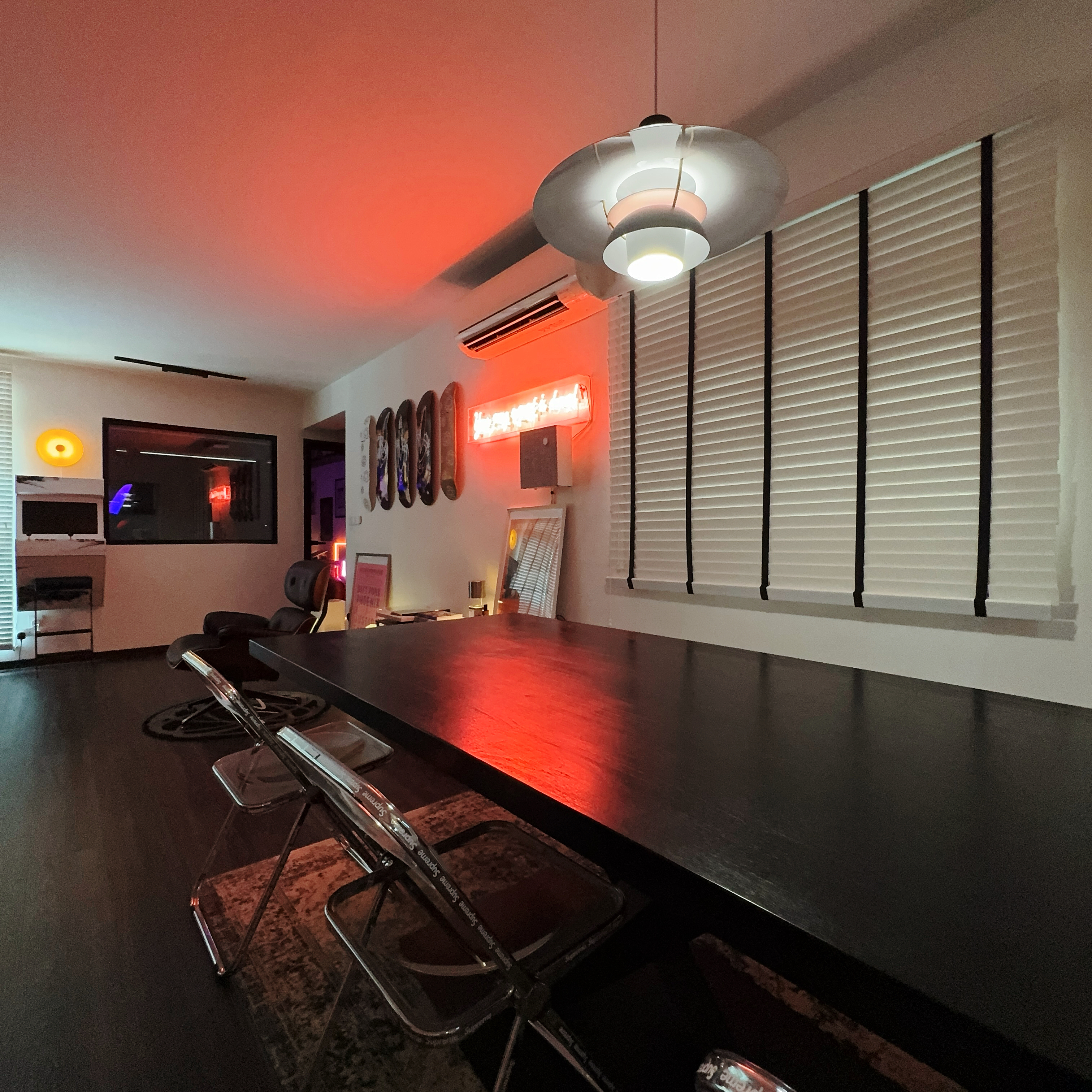 A Cozy Mid-Century Modern Dining Space: Style Meets Functionality