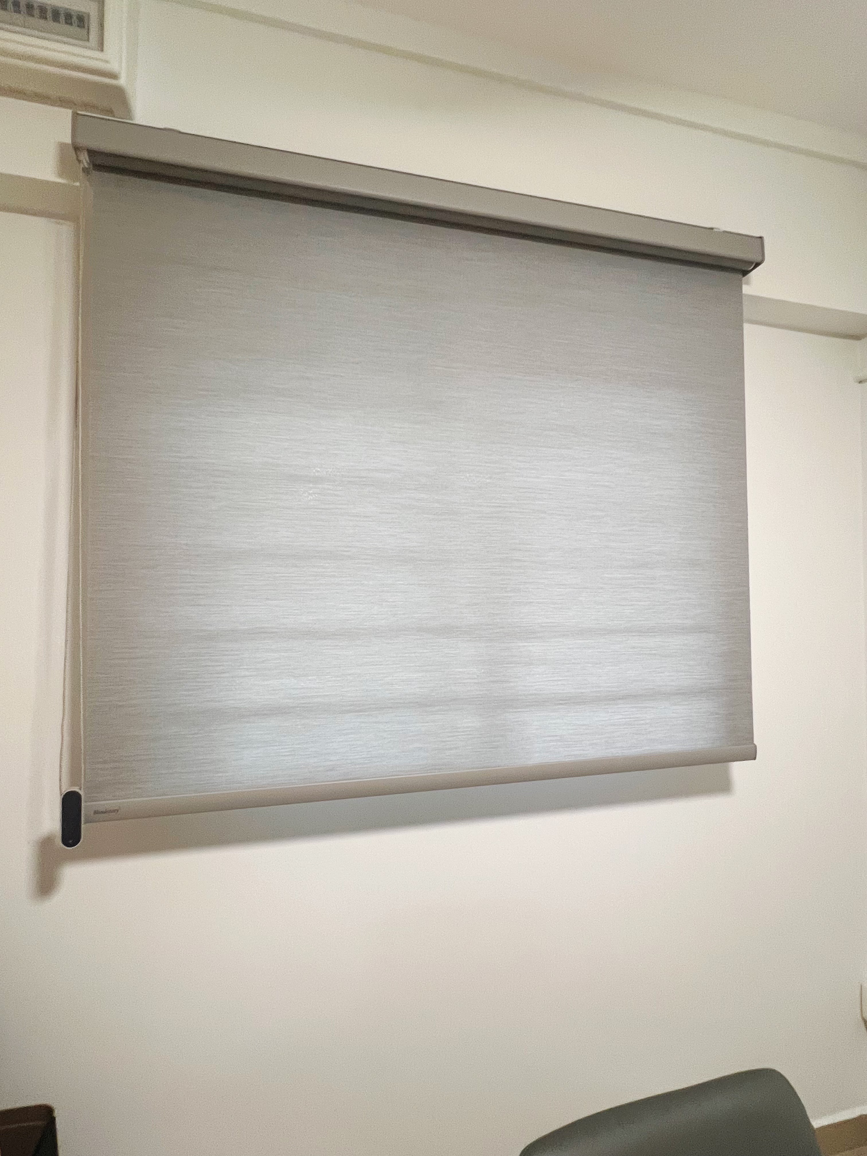 Keep things simple: Grey and white dining area