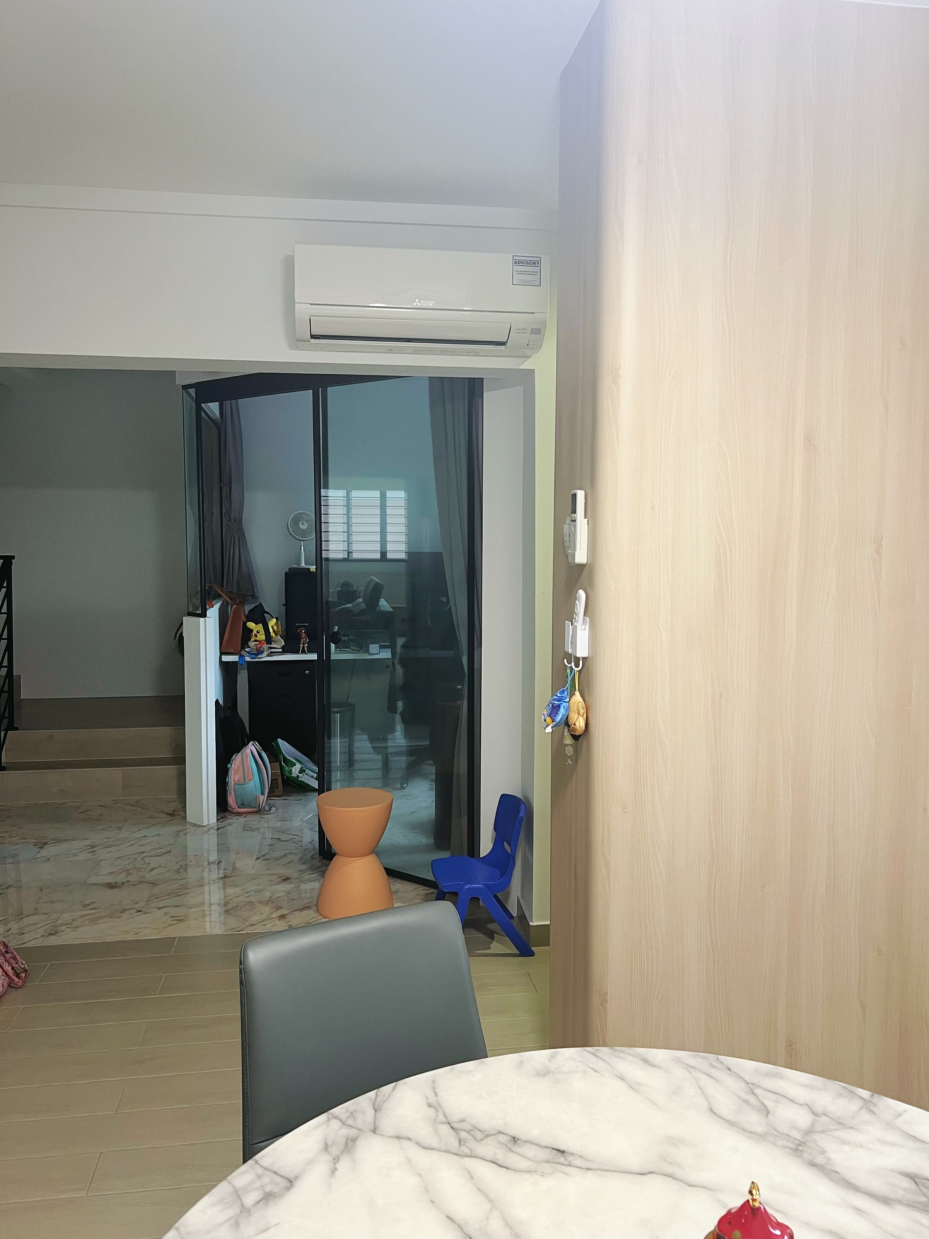 Keep things simple: Grey and white dining area