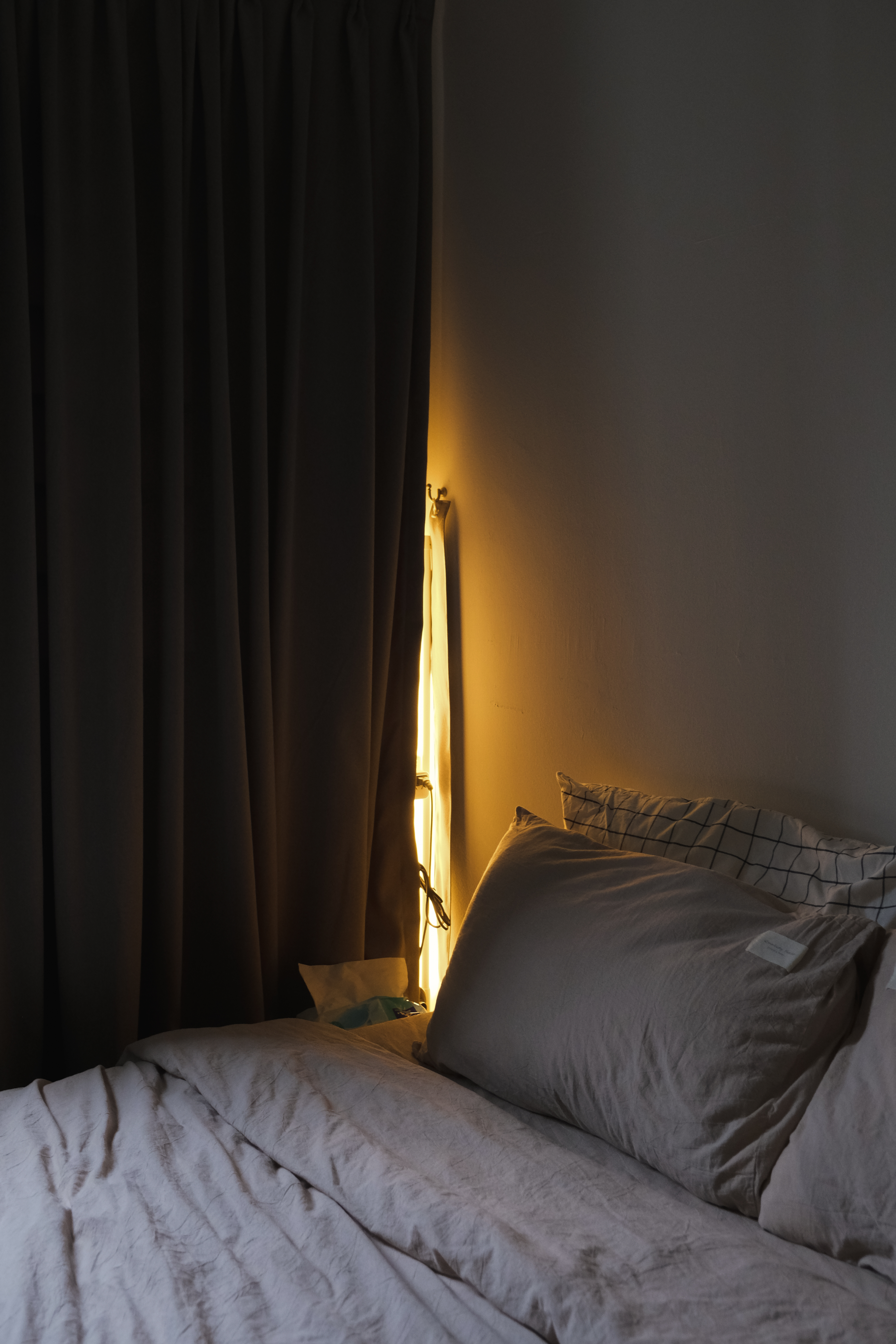 Simplicity: A Minimalist Bedroom Retreat