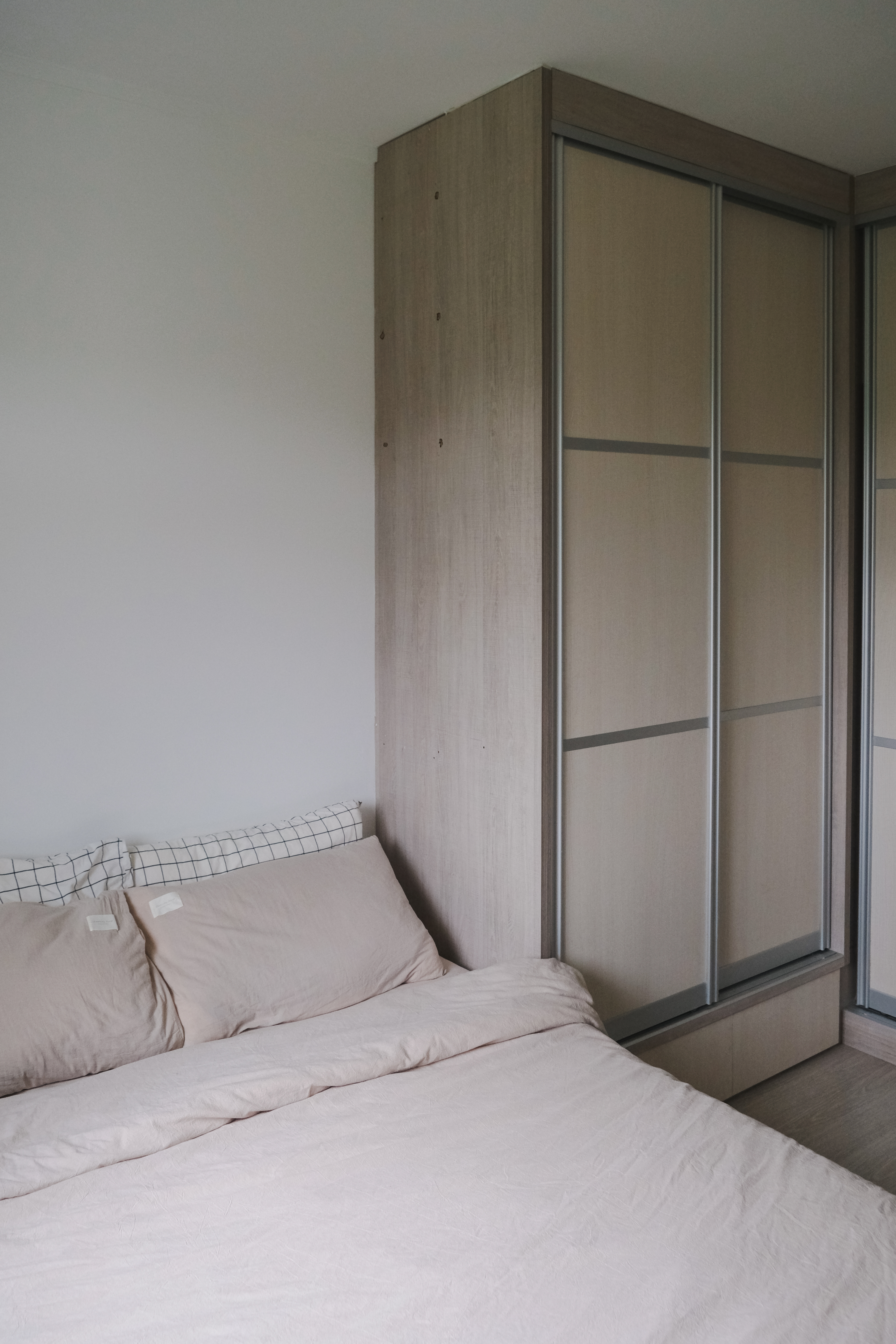 Simplicity: A Minimalist Bedroom Retreat