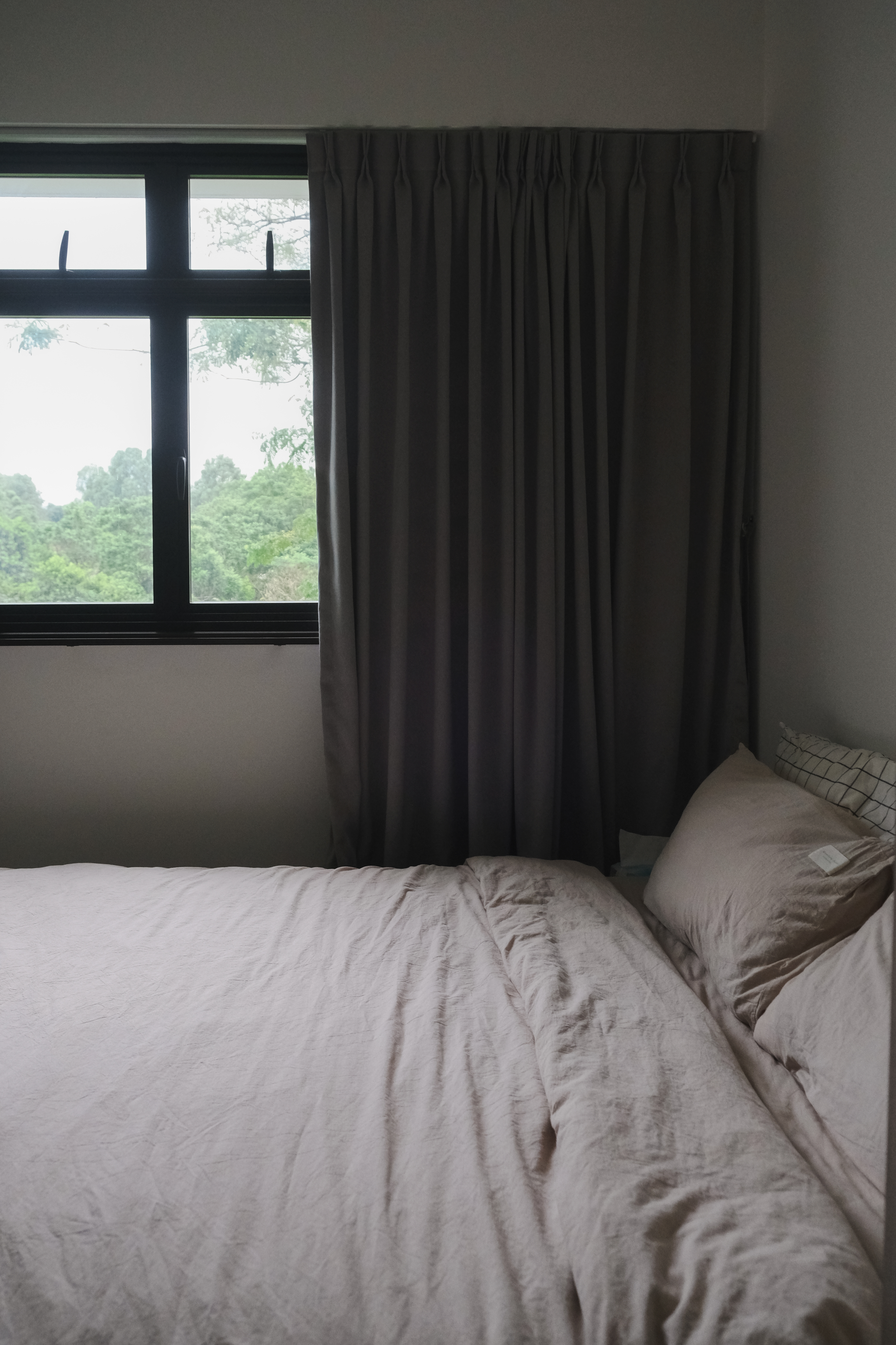 Simplicity: A Minimalist Bedroom Retreat