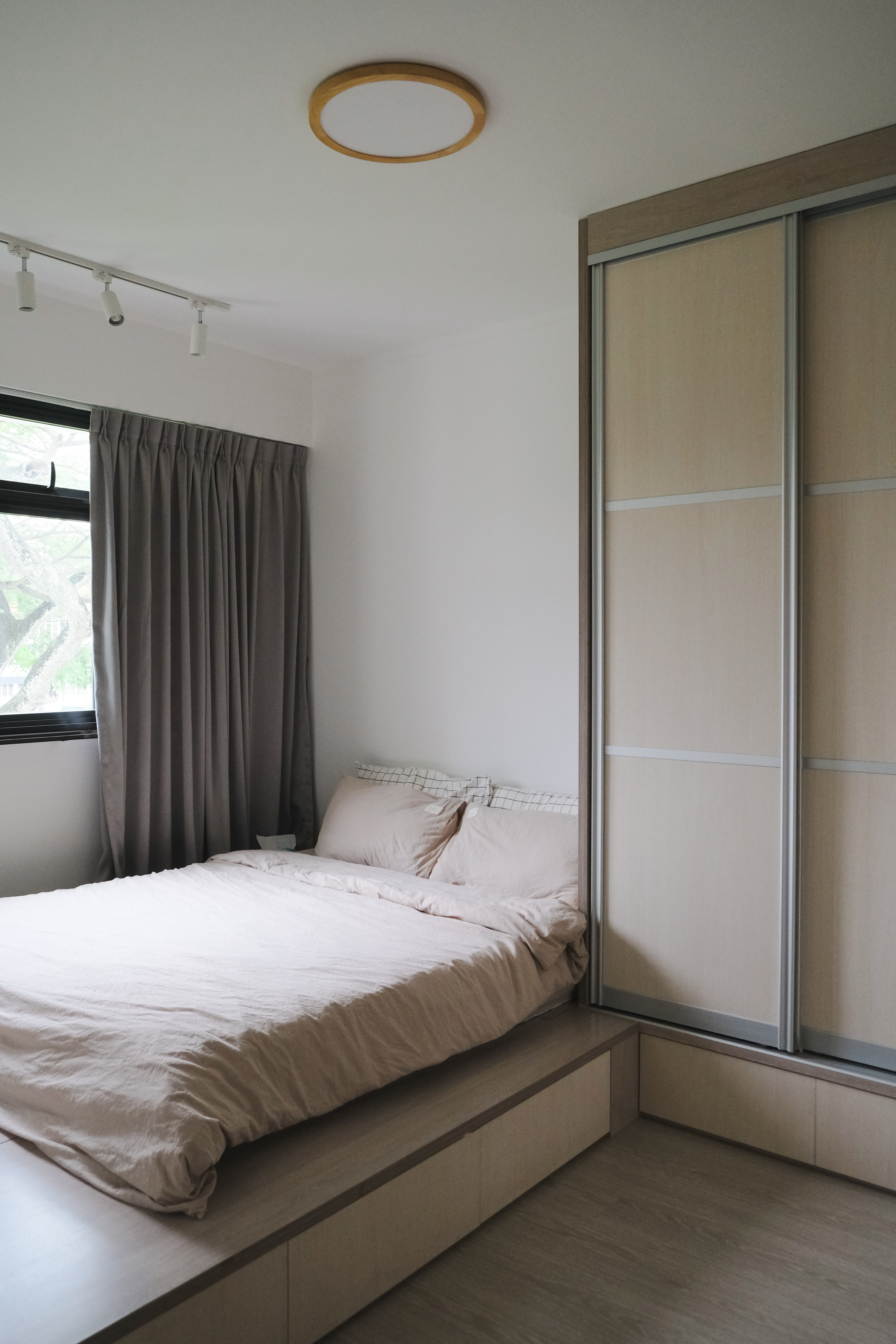 Simplicity: A Minimalist Bedroom Retreat