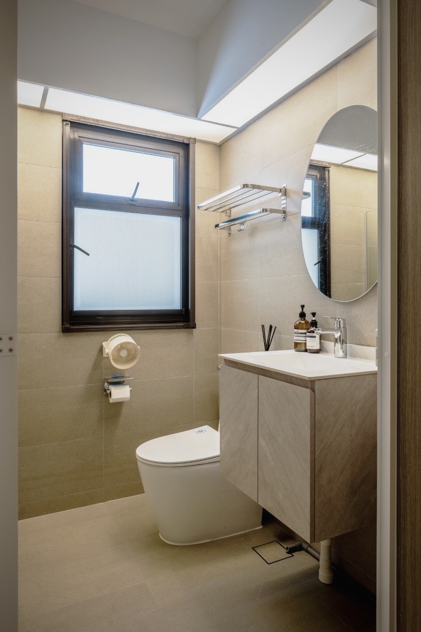 Minimalist Bathrooms: Simple,  Zero Renovation, only built ins.