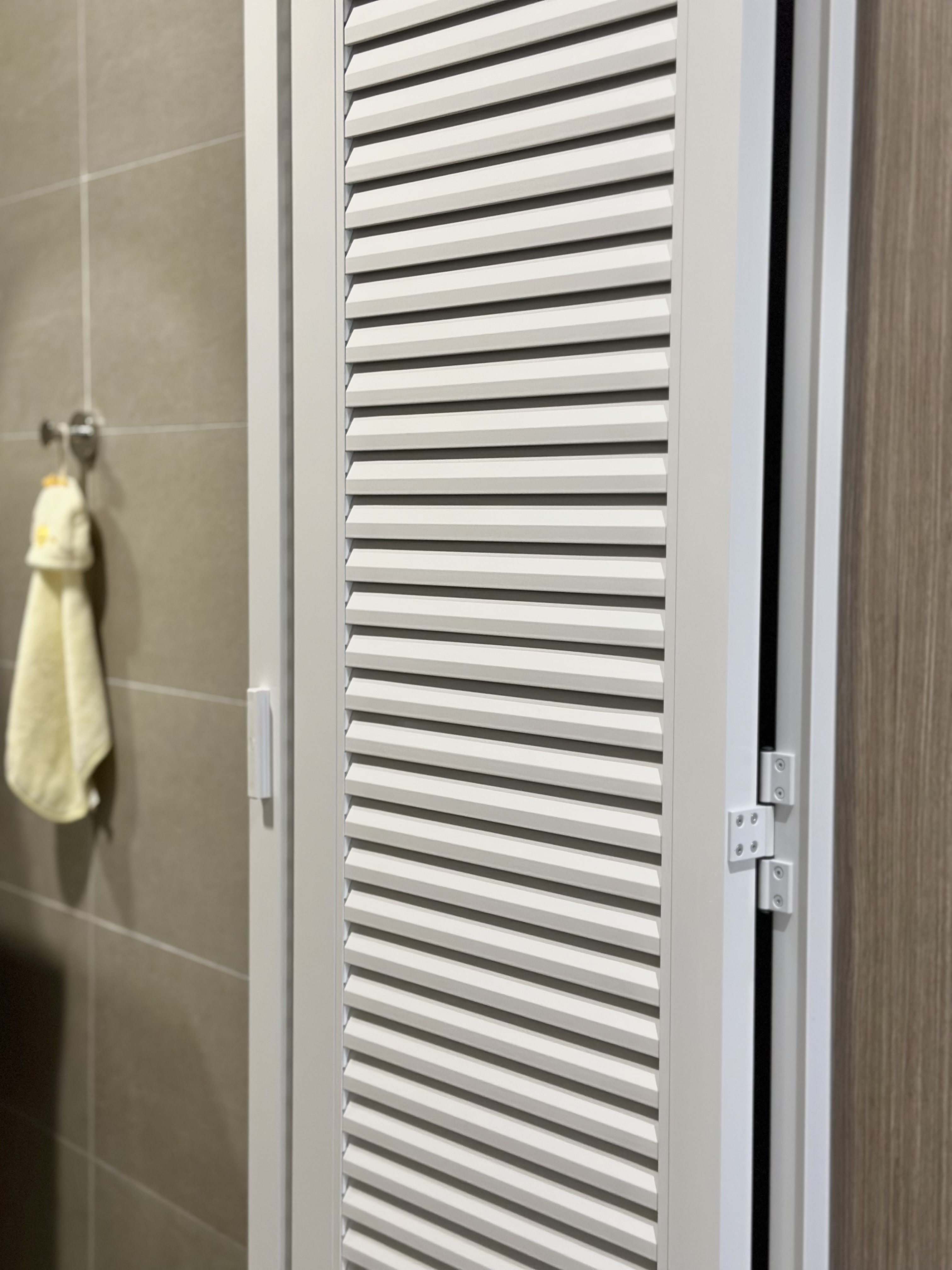 Minimalist Bathrooms: Simple,  Zero Renovation, only built ins.