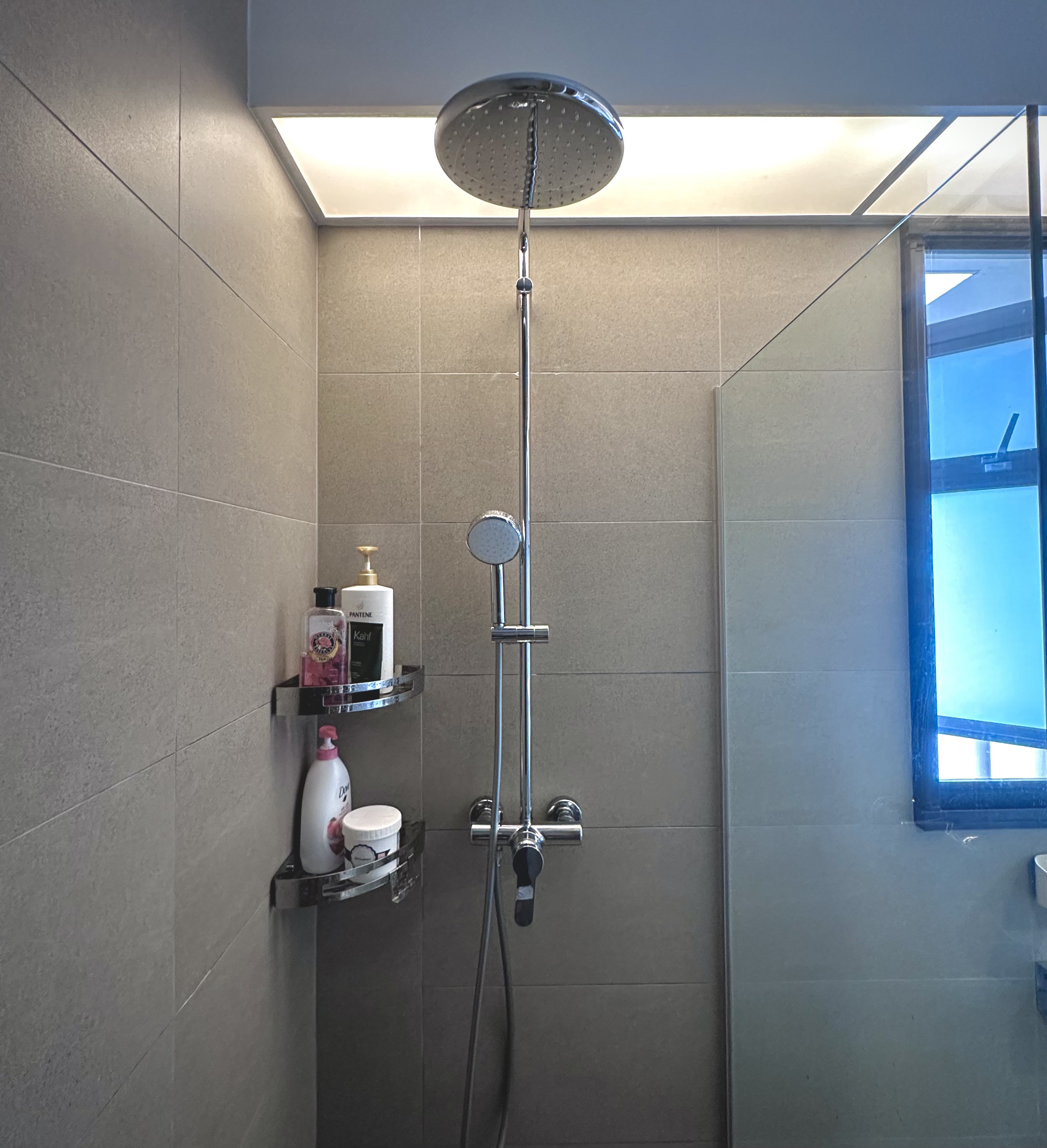 Minimalist Bathrooms: Simple,  Zero Renovation, only built ins.