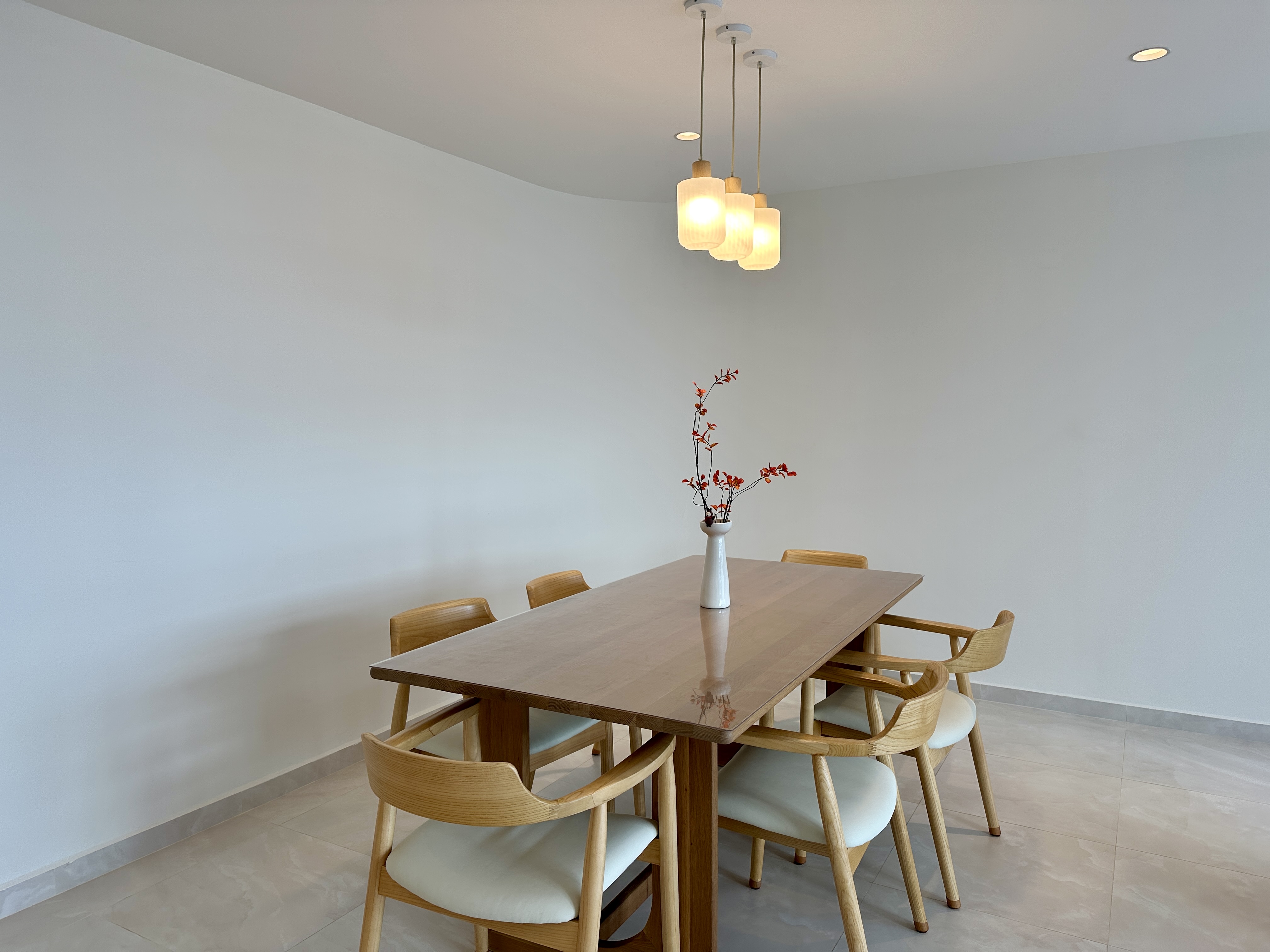 Cosy dining area: A Curved Wall Featuring Sturdy Taobao Chairs