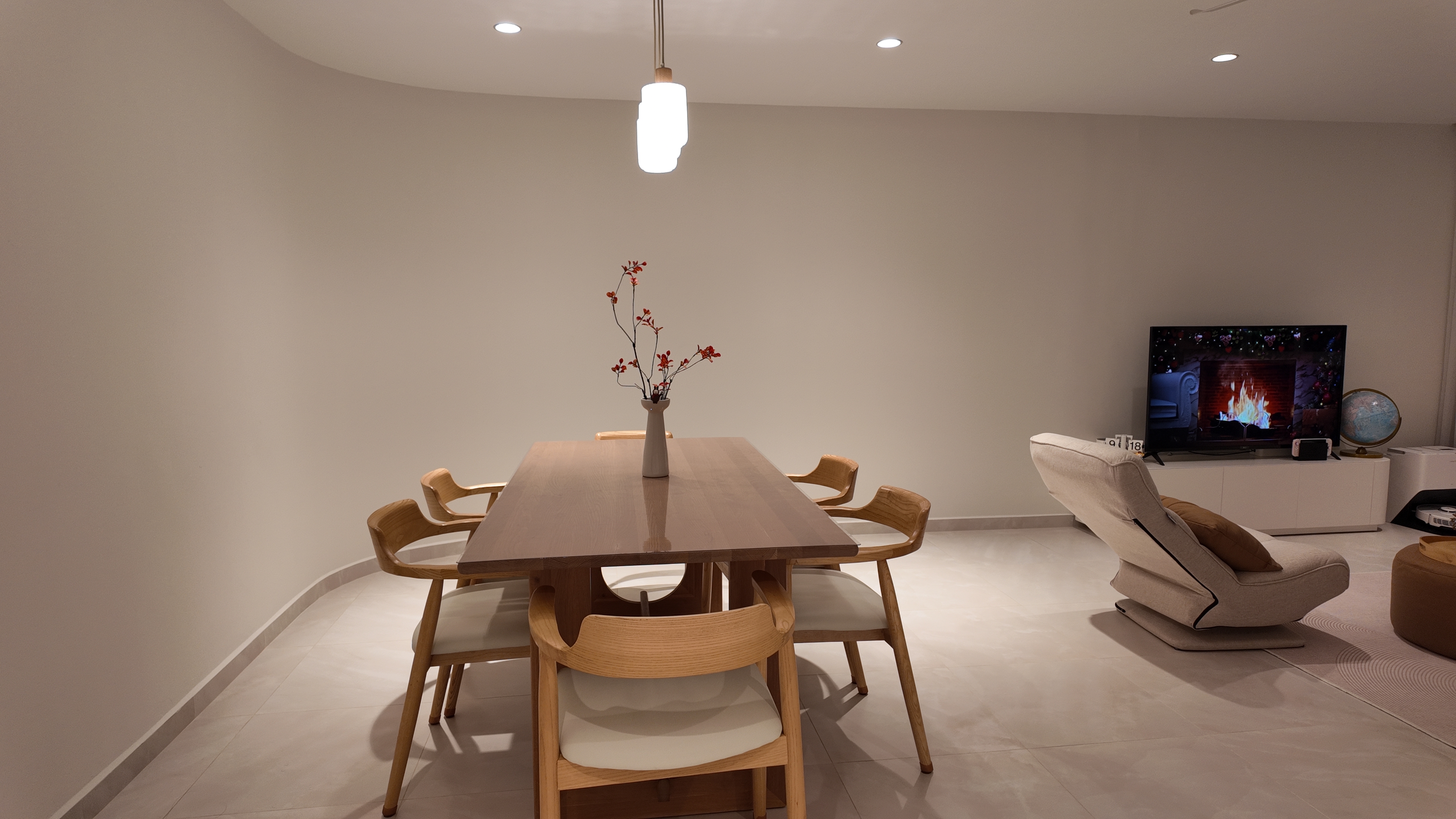 Cosy dining area: A Curved Wall Featuring Sturdy Taobao Chairs