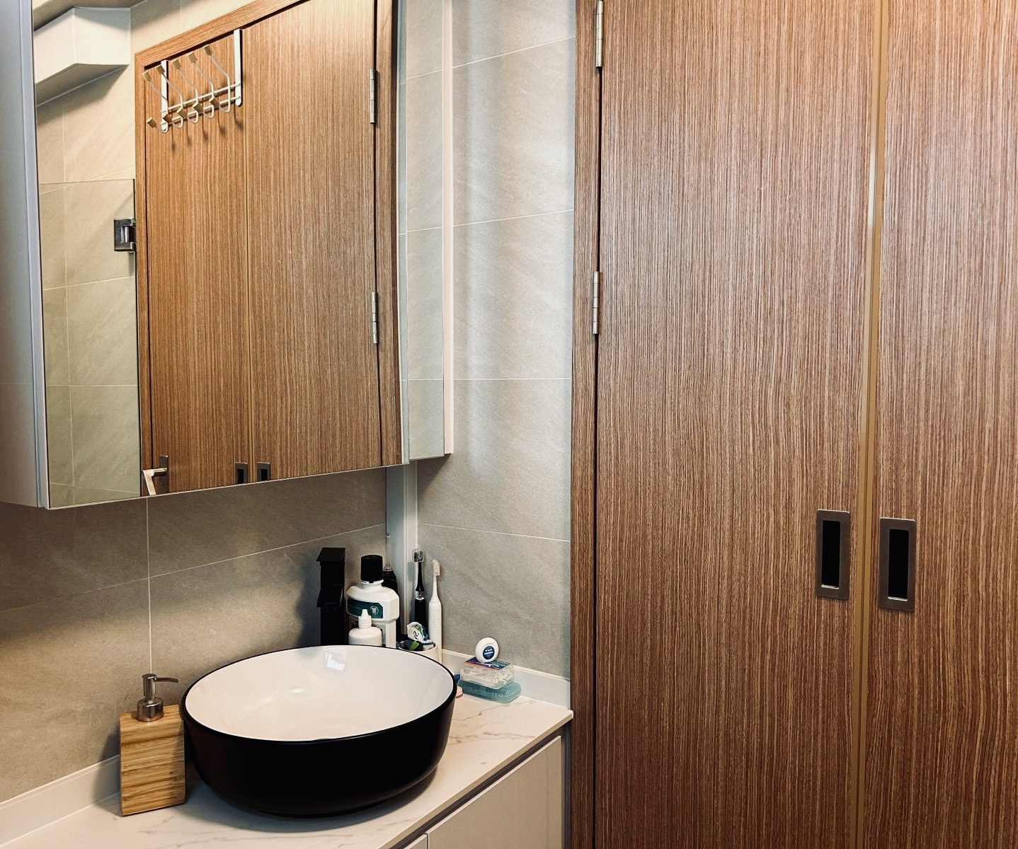 From Bland to Chic: A Minimalist Bathroom Renovation on a Budget