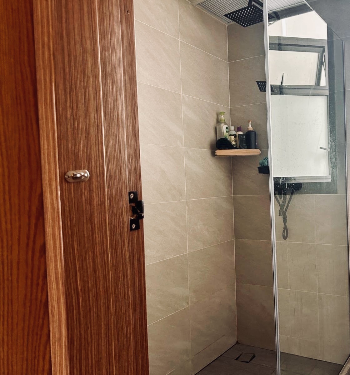 From Bland to Chic: A Minimalist Bathroom Renovation on a Budget