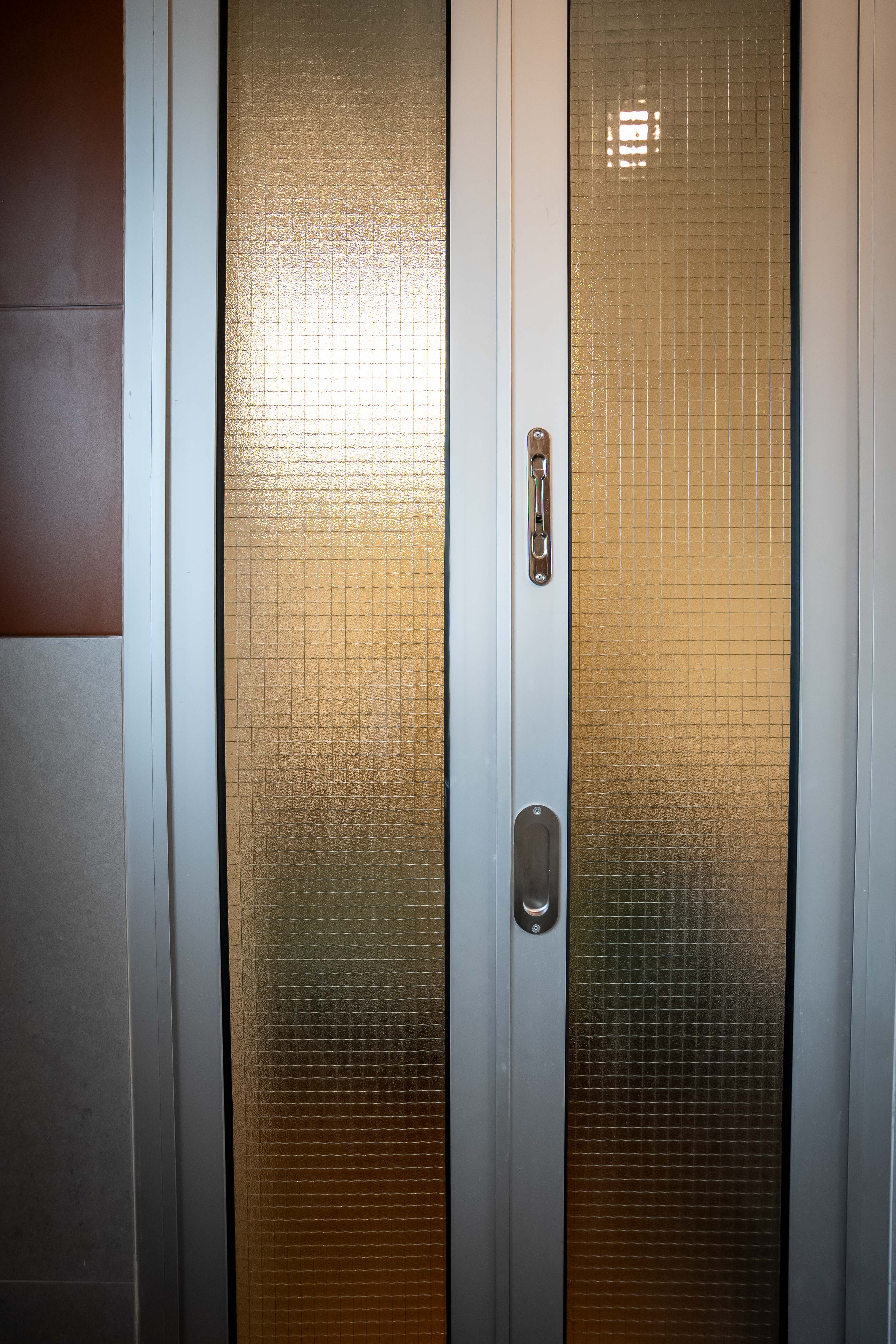 Tiny-bathroom-that's-big-on-style