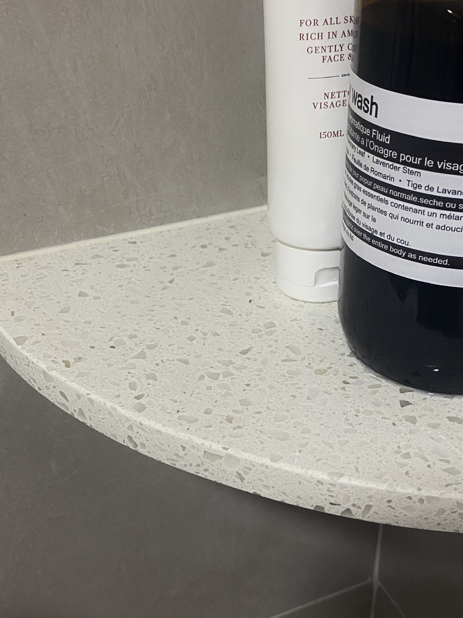 Bathroom: Soft Lightings, Neutral Tones, & a Modern Vibe