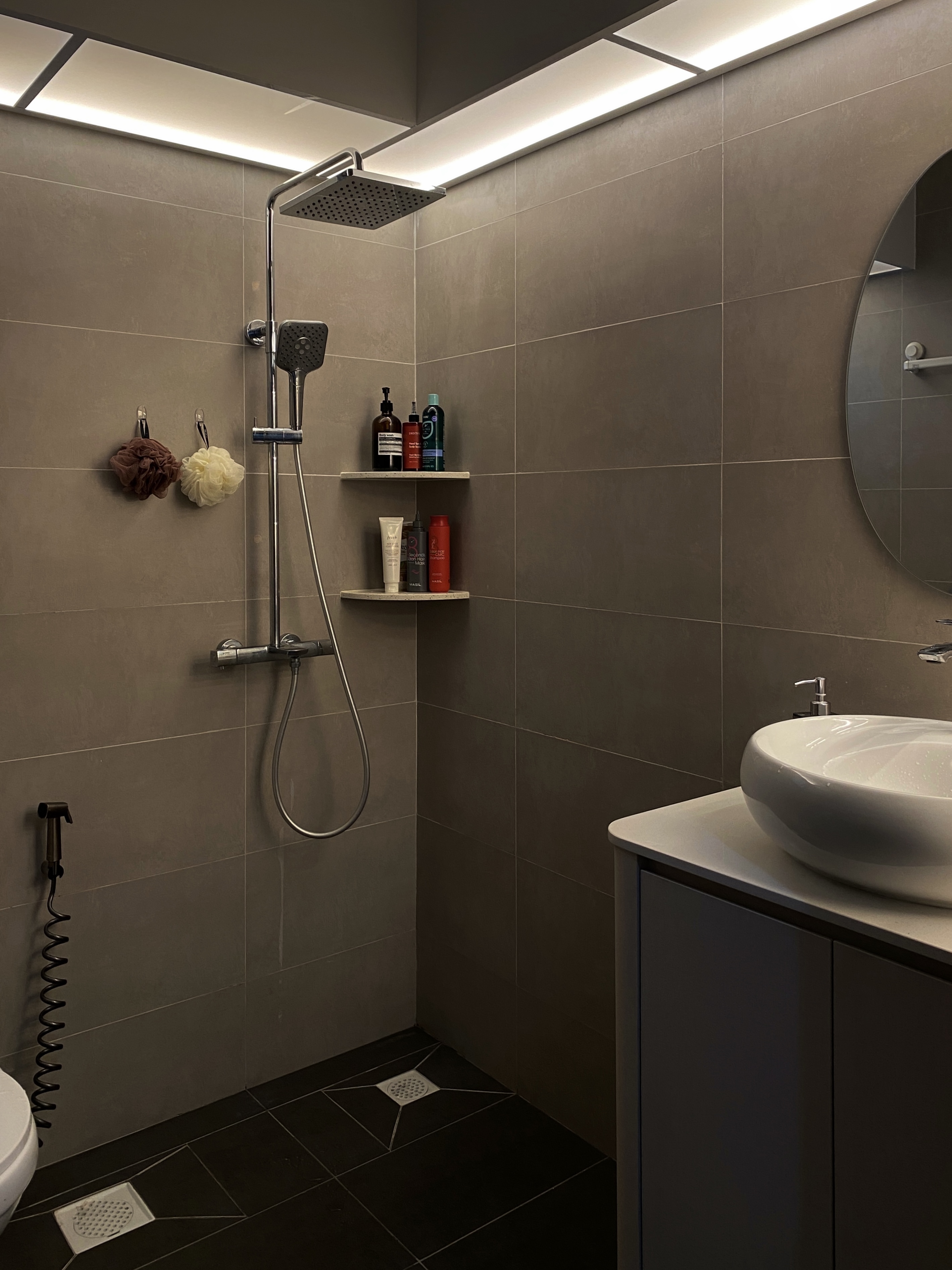 Bathroom: Soft Lightings, Neutral Tones, & a Modern Vibe