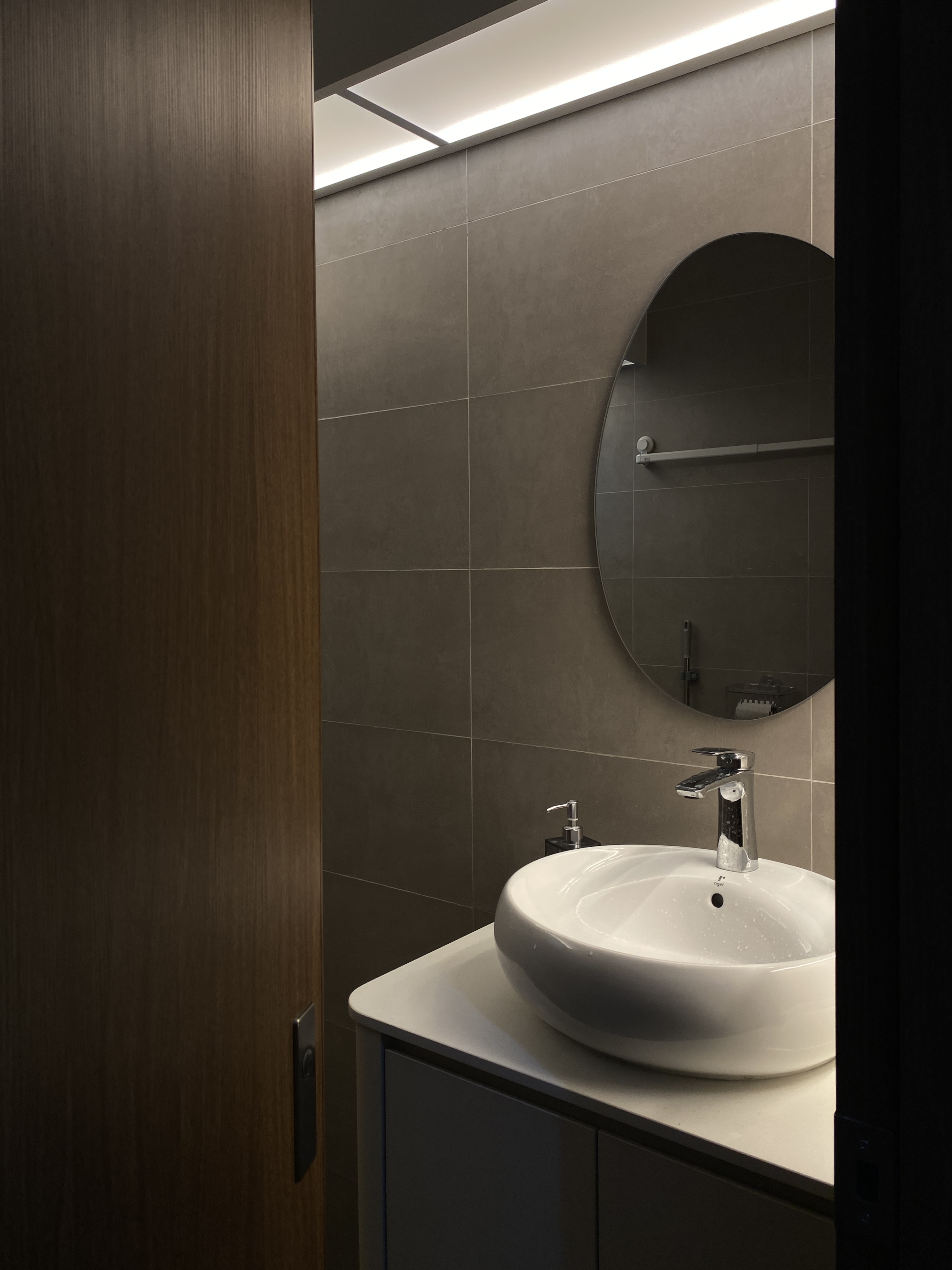 Bathroom: Soft Lightings, Neutral Tones, & a Modern Vibe