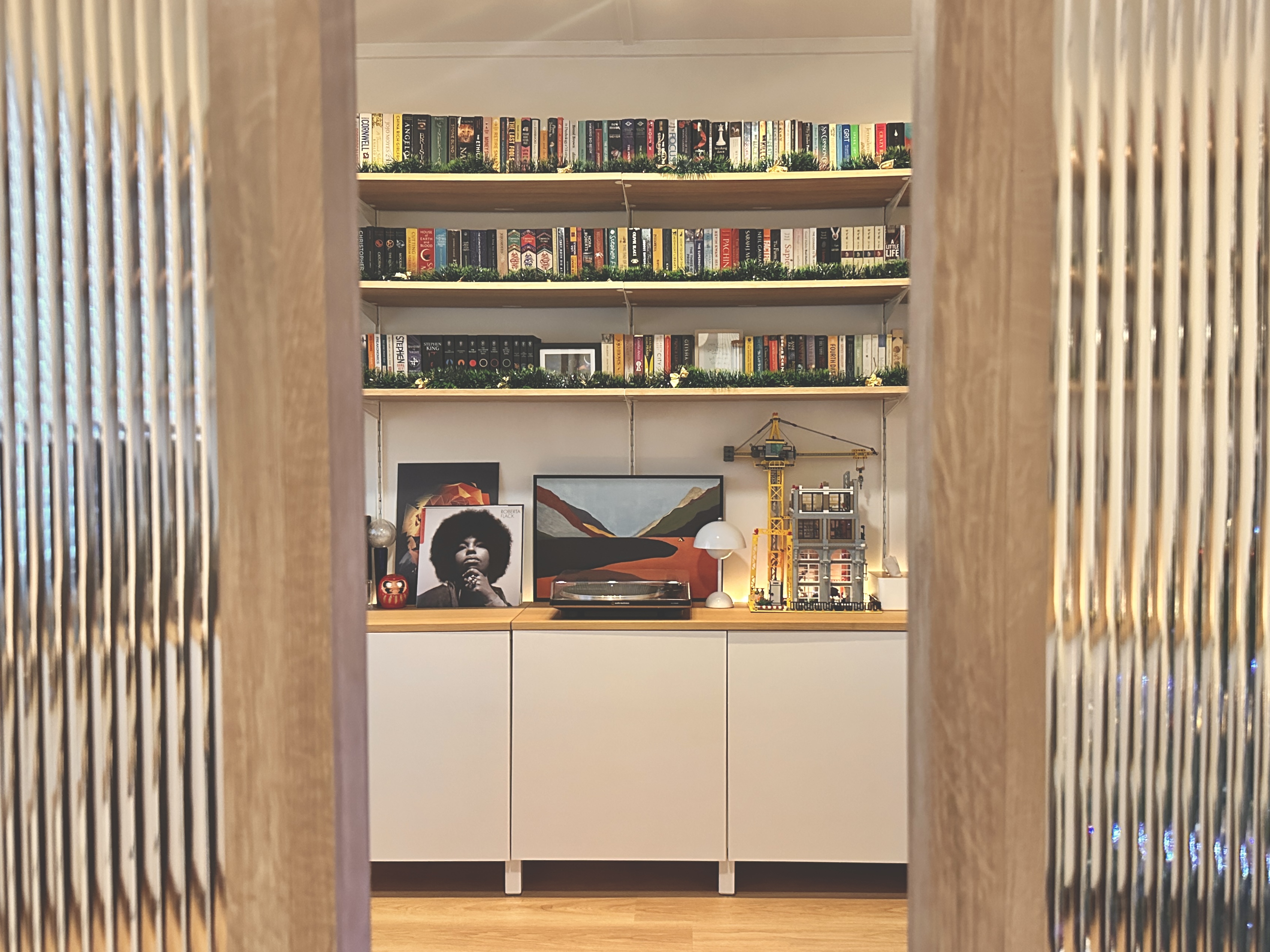 A Bookworm's Dream: A Cosy & Warm No Built-in Clutter-Free Study!