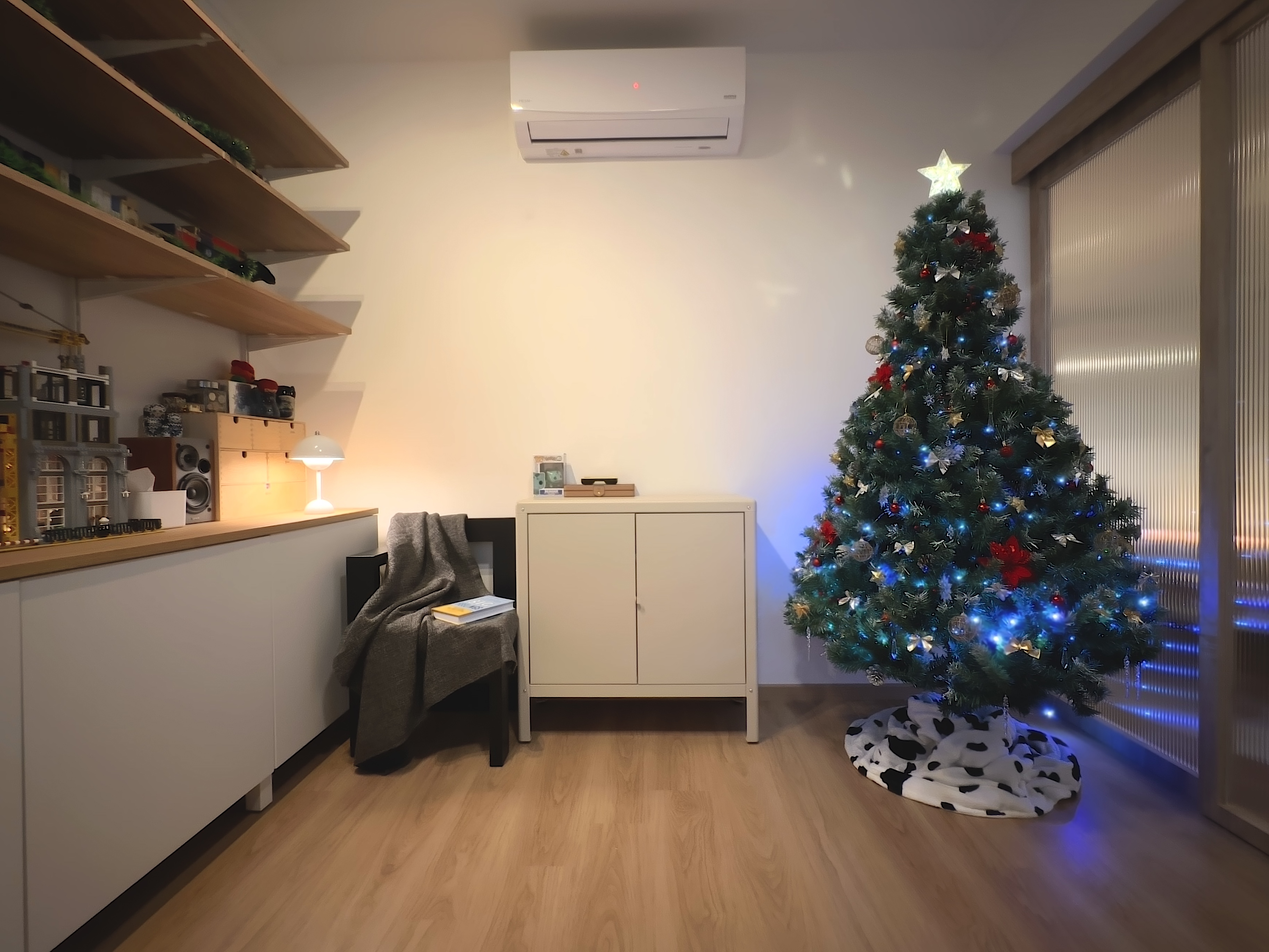 A Bookworm's Dream: A Cosy & Warm No Built-in Clutter-Free Study!