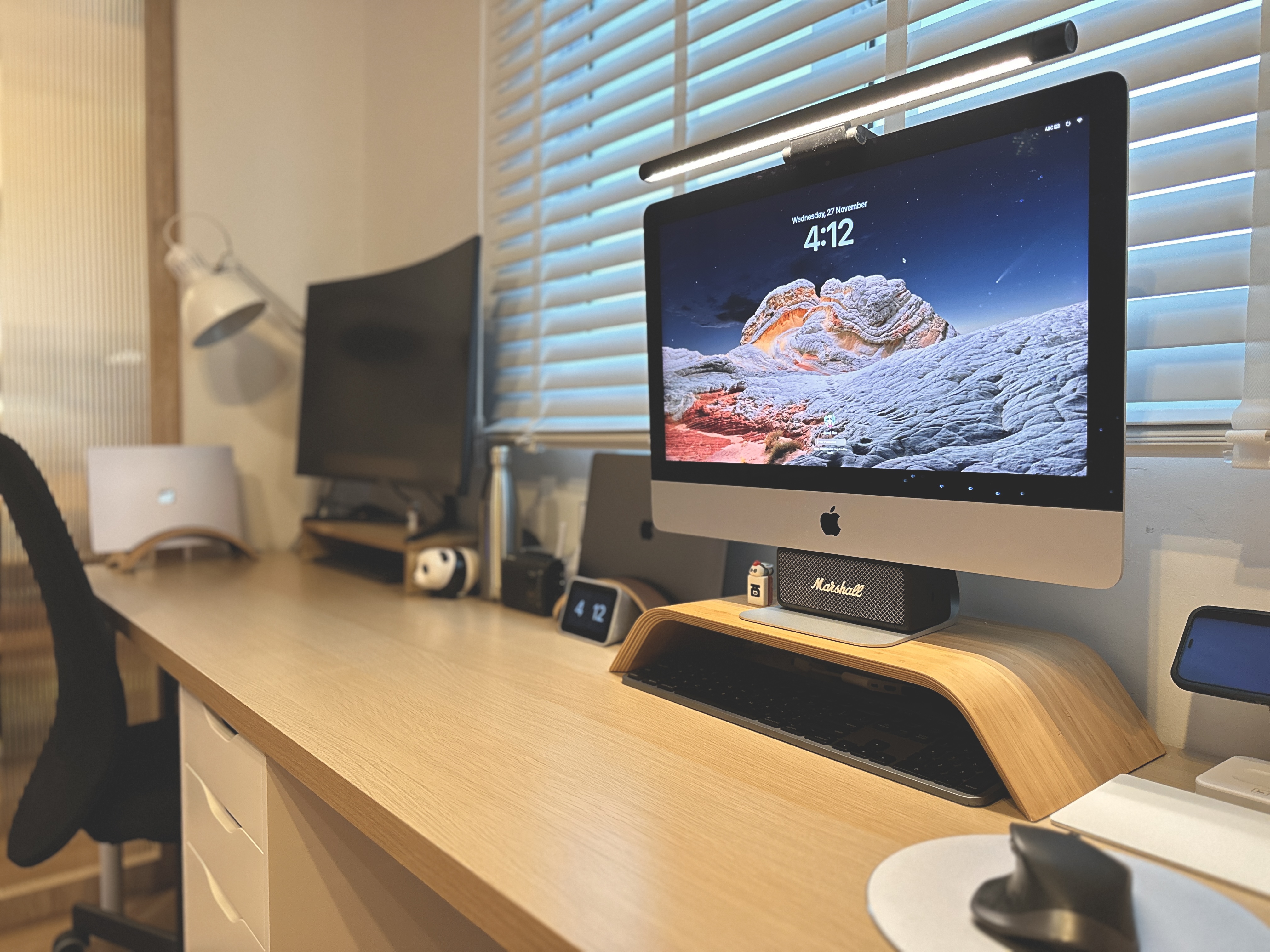 A Bookworm's Dream: A Cosy & Warm No Built-in Clutter-Free Study!