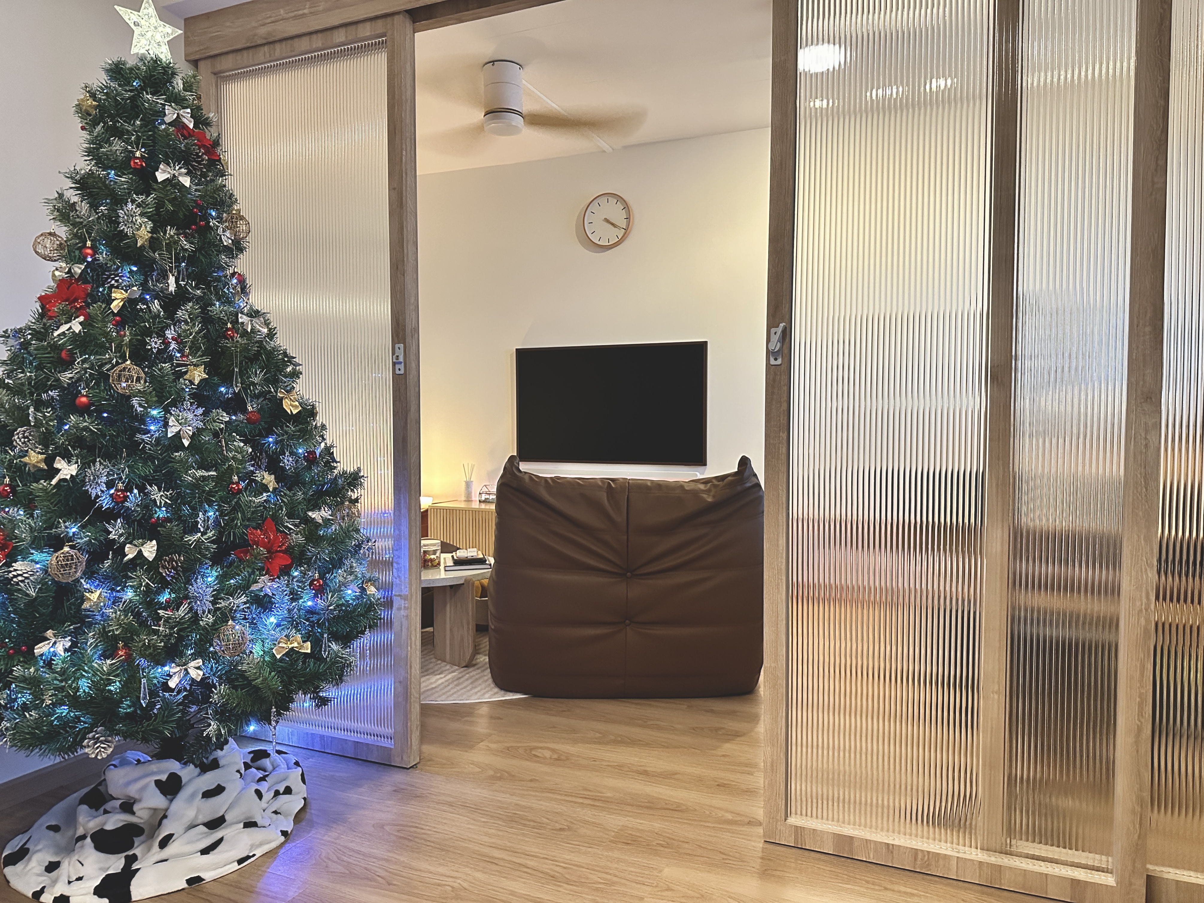 A Bookworm's Dream: A Cosy & Warm No Built-in Clutter-Free Study!