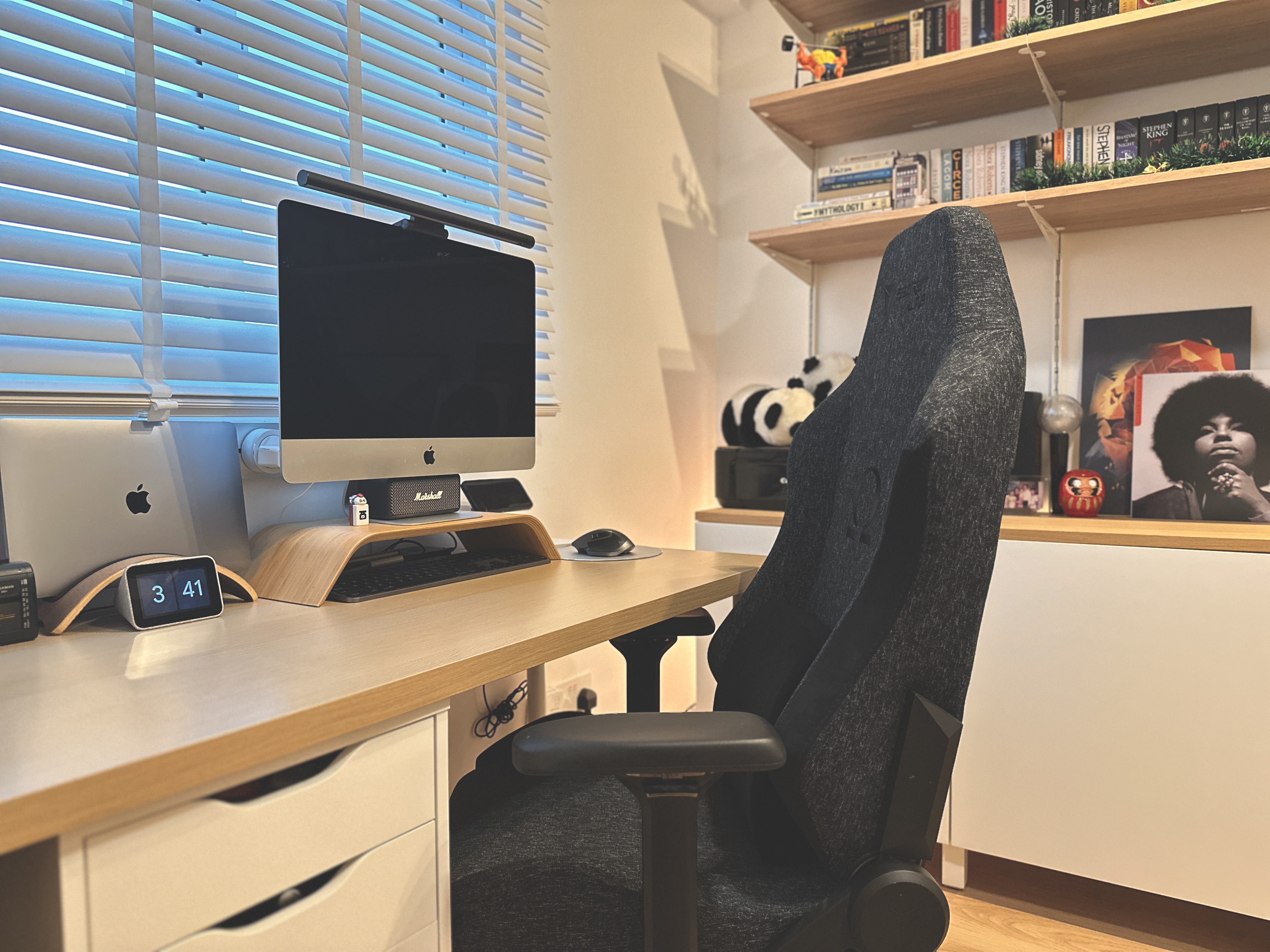 A Bookworm's Dream: A Cosy & Warm No Built-in Clutter-Free Study!