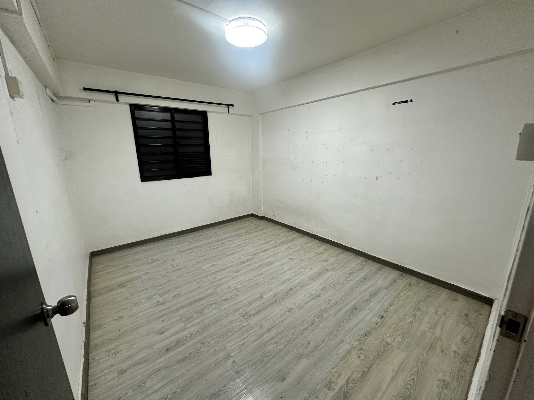 A Bookworm's Dream: A Cosy & Warm No Built-in Clutter-Free Study!