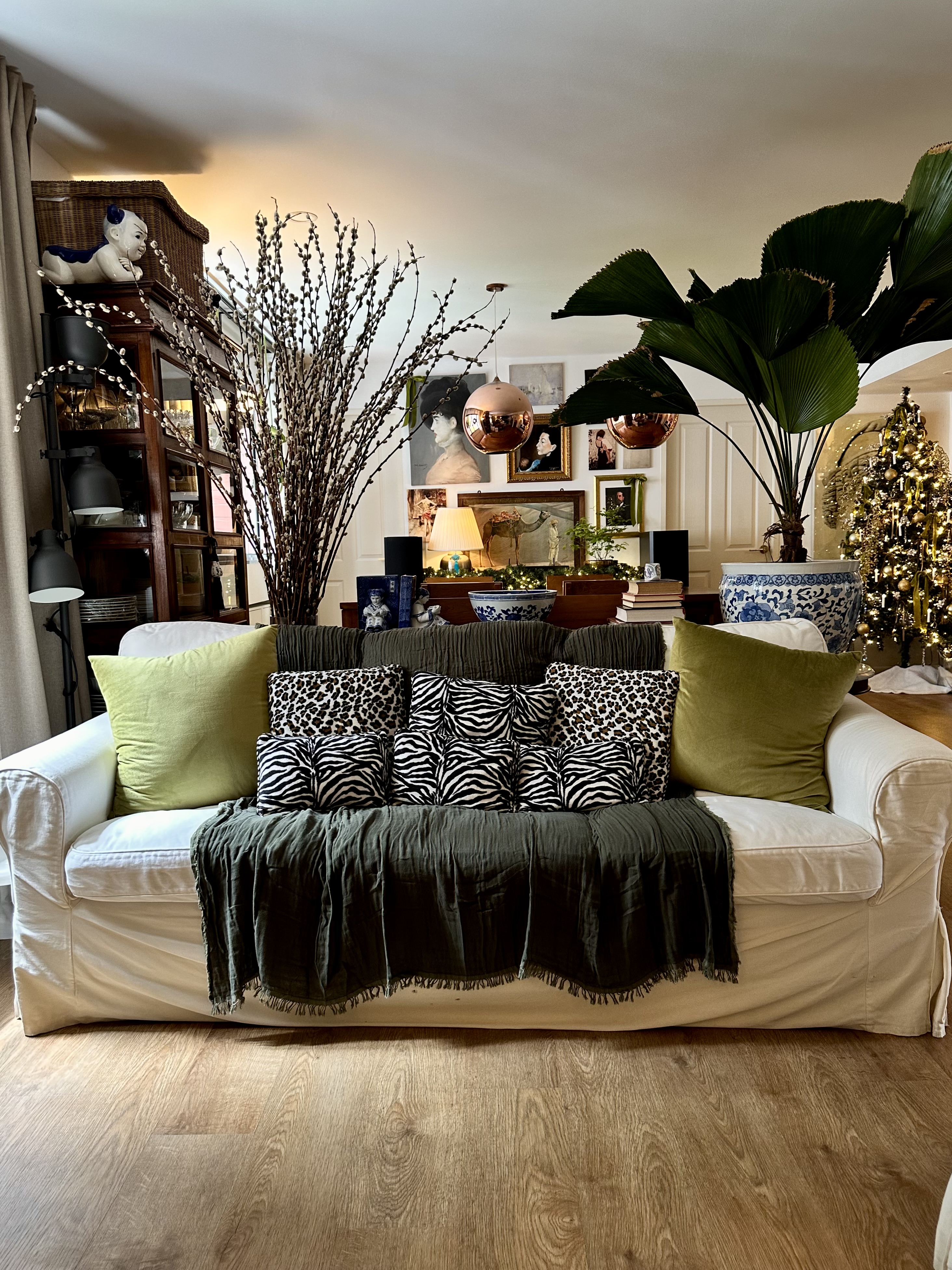 🎅🏼 Ho Ho Home: A Peek Inside Our Seasonal Christmas Decor 🎄