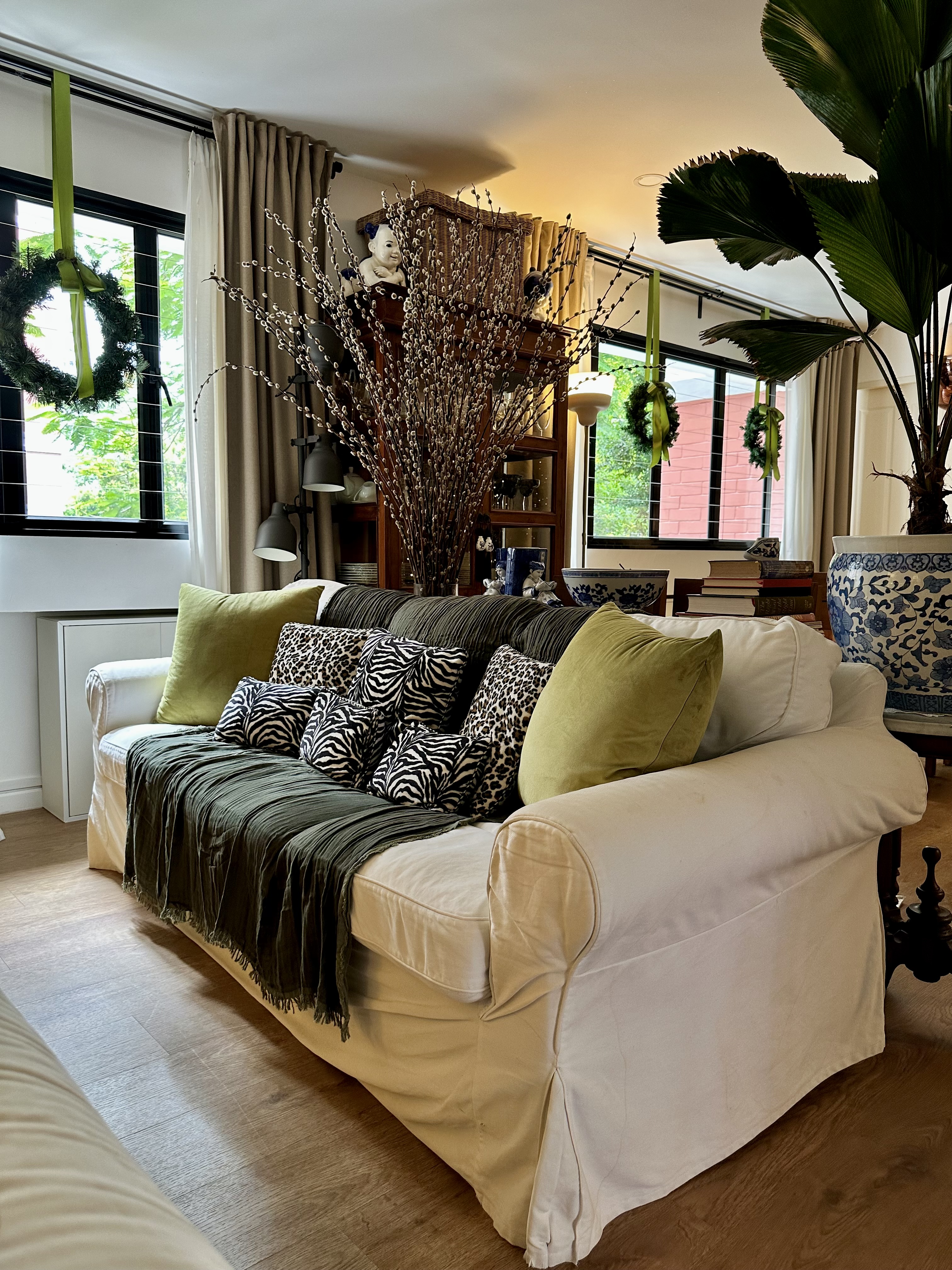 🎅🏼 Ho Ho Home: A Peek Inside Our Seasonal Christmas Decor 🎄