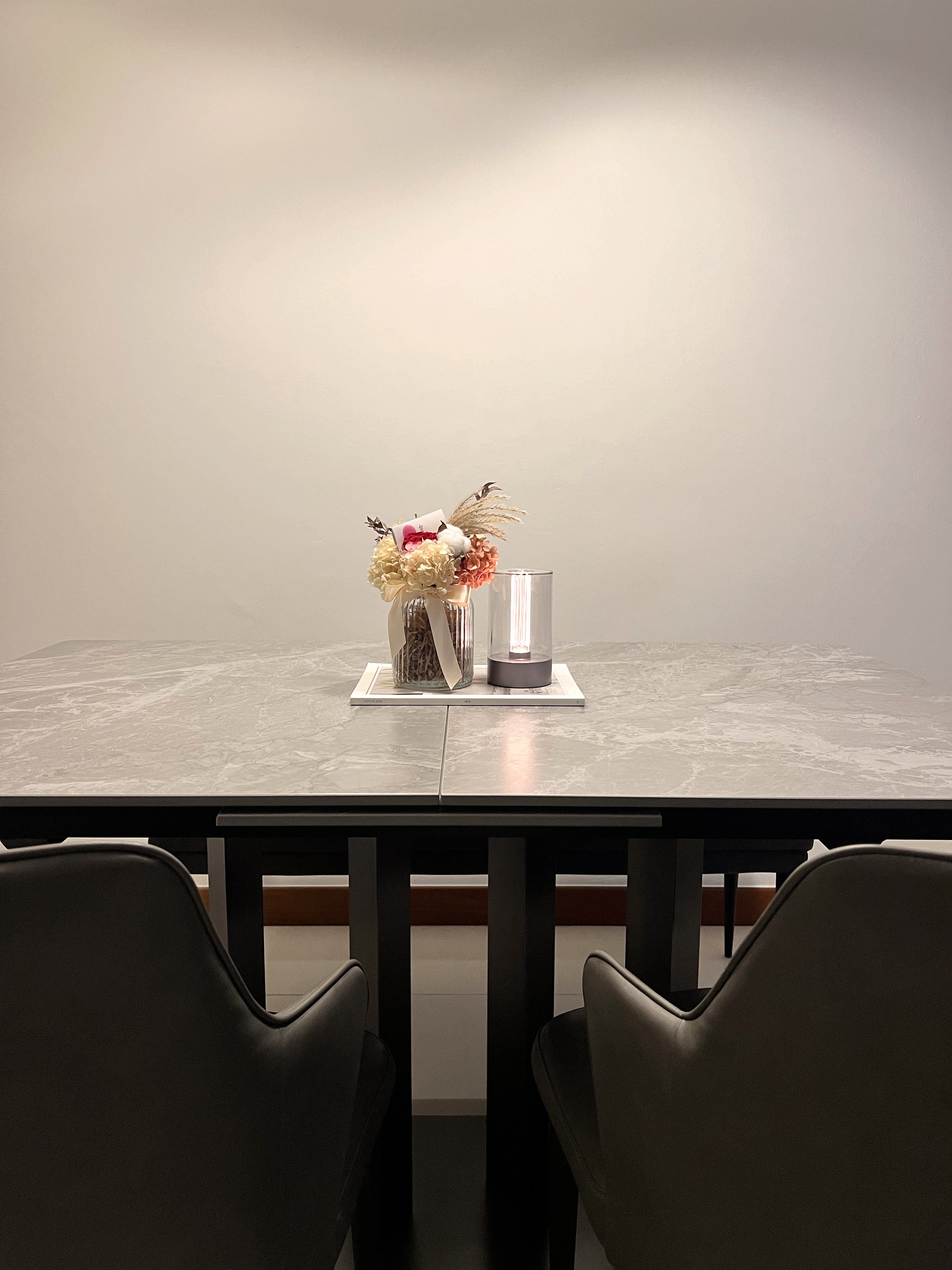 Minimalist Dining Vibes: The Perfect Extendable Dining Table