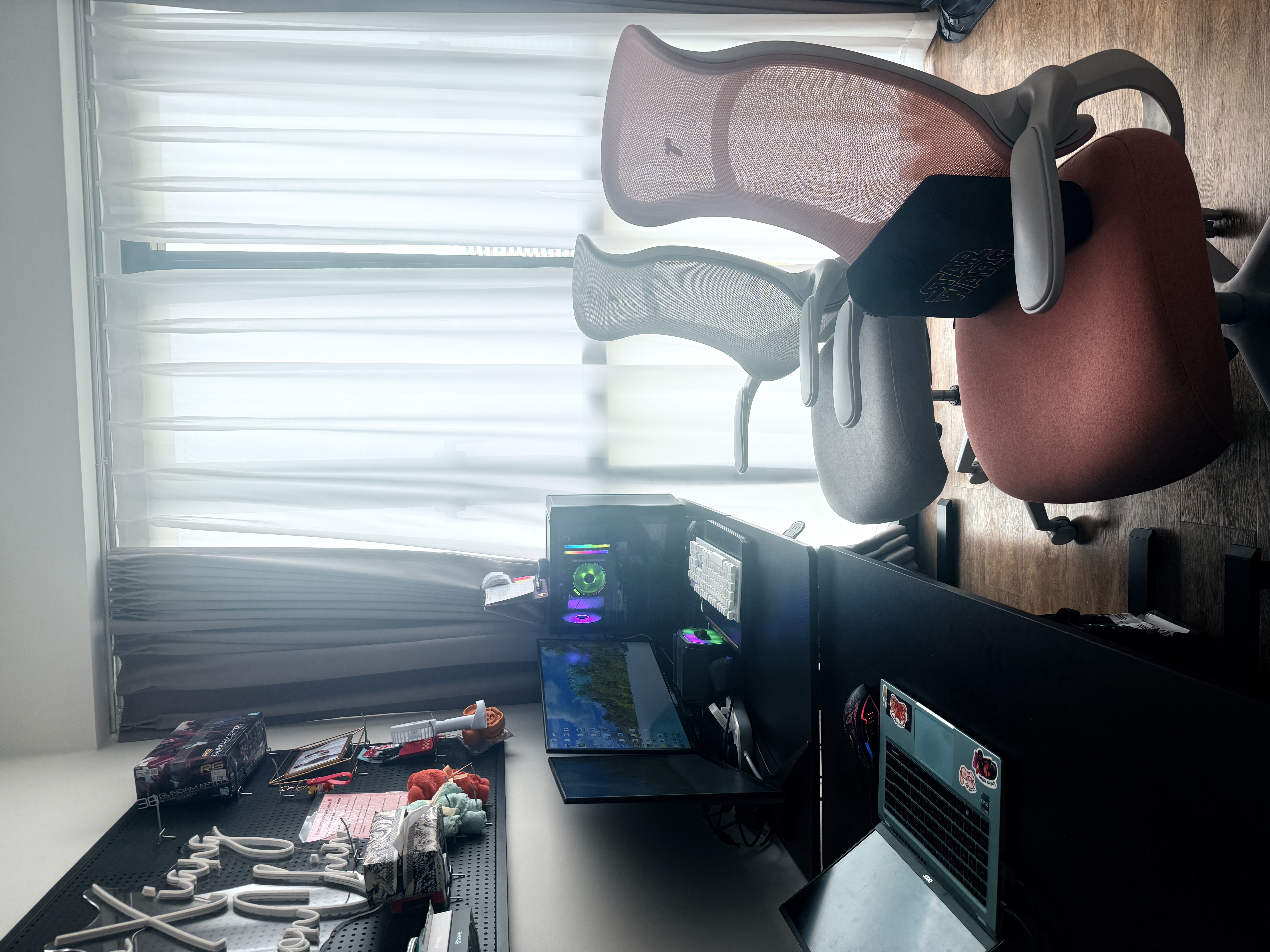 A-room-for-gaming-and-work