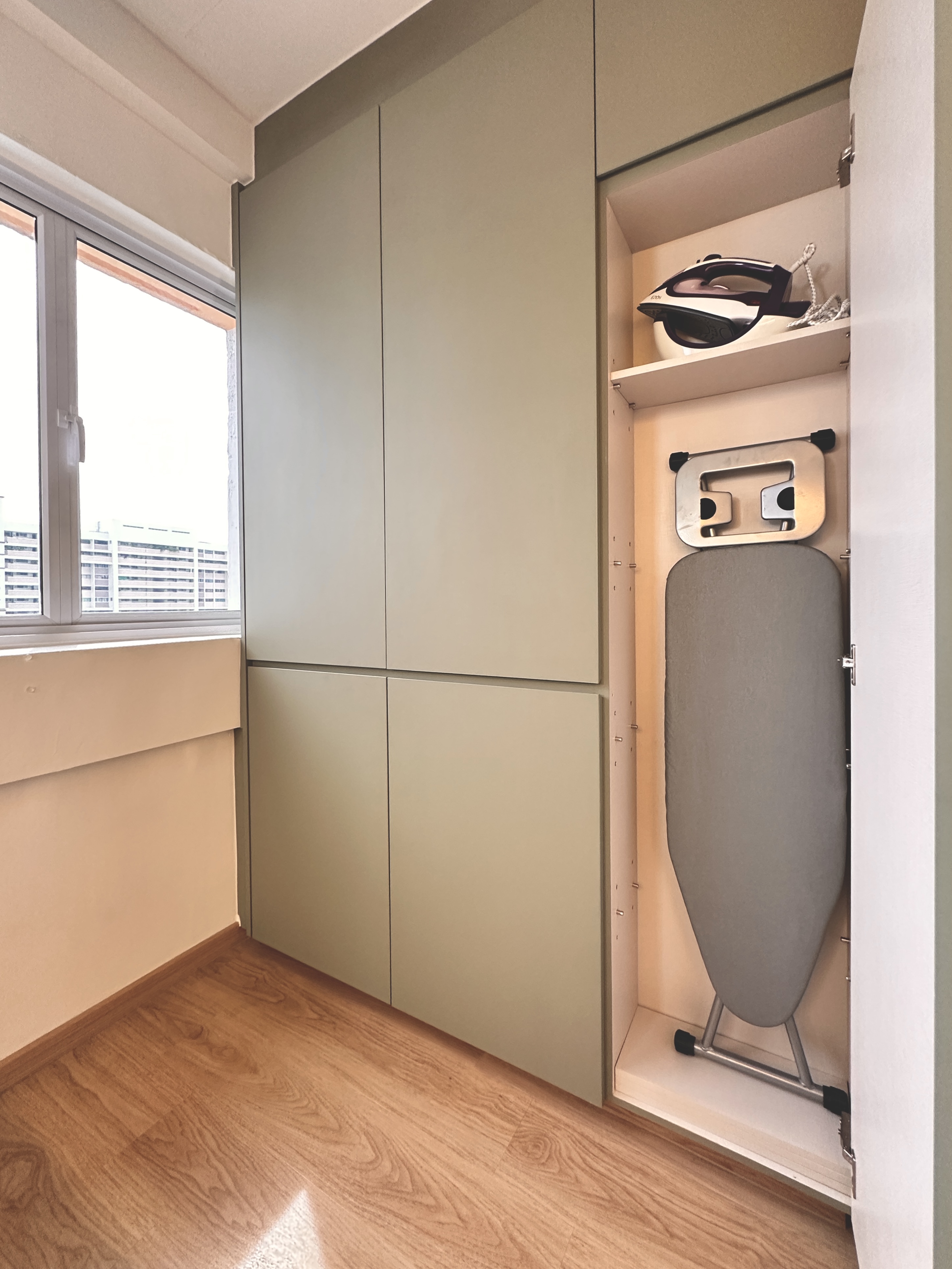 A Minimalist User-Friendly Laundry Area with Hidden Storage Solutions