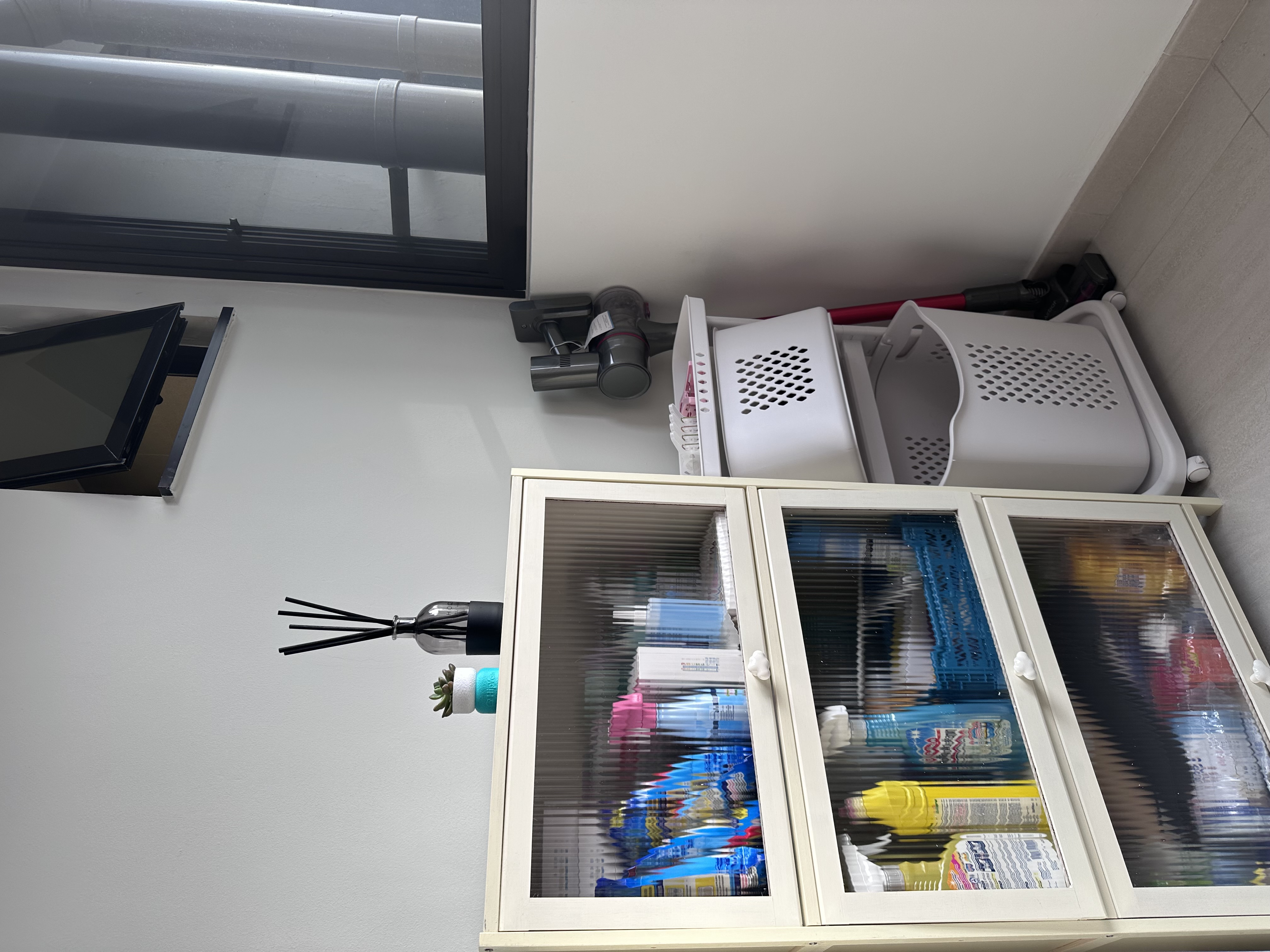 Simple and functional service yard in Tengah