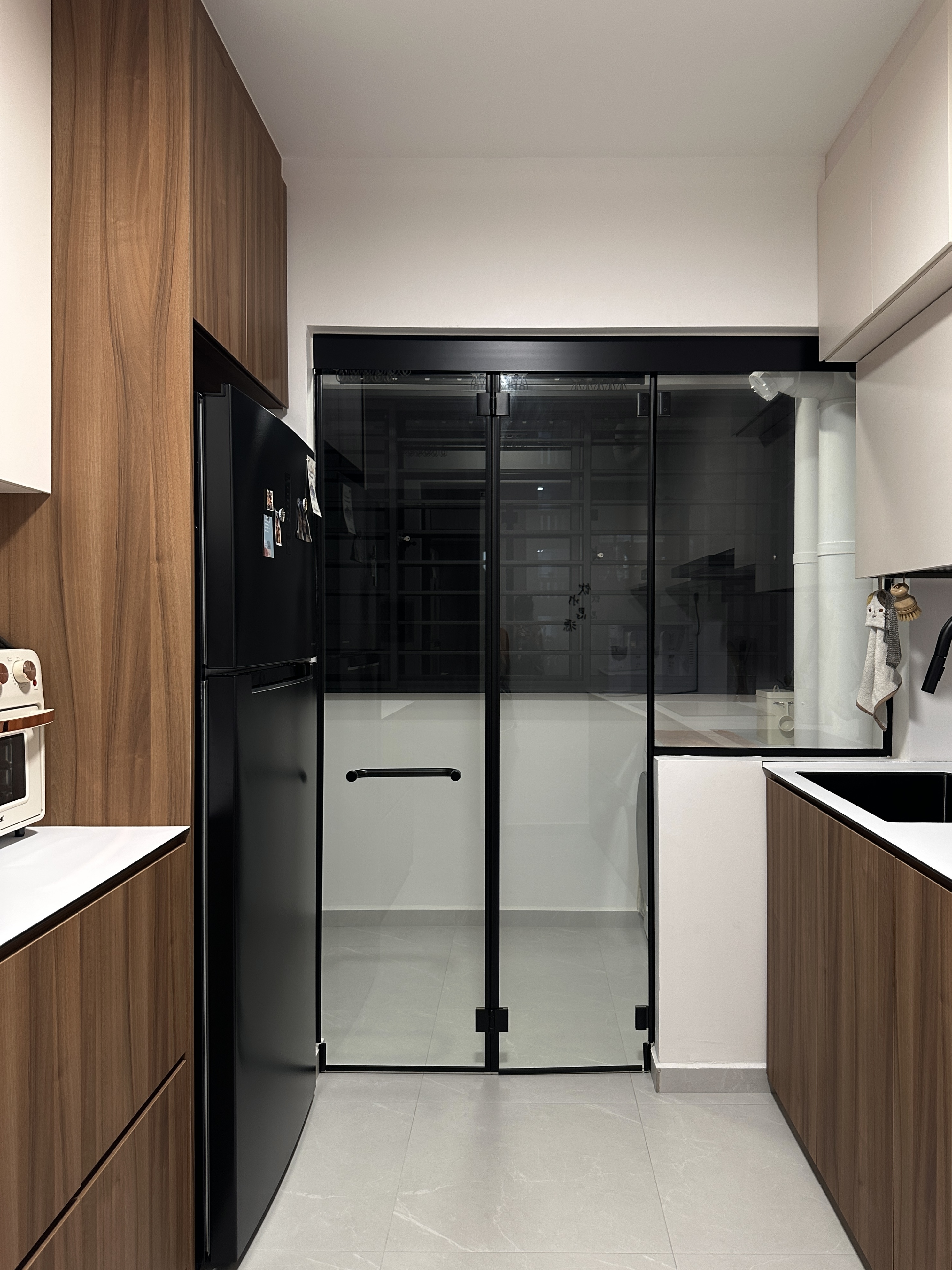 A Minimalistic Yet Functional Service Yard Without Carpentry